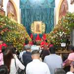 San Judas Tadeo, uno de los santos más venerados por la comunidad católica, es honrado el 28 de cada mes en el Templo de la Merced, donde sus devotos expresan su profunda fe y agradecimiento. (Fotografía Prensa Libre: Byron Rivera Baiza)