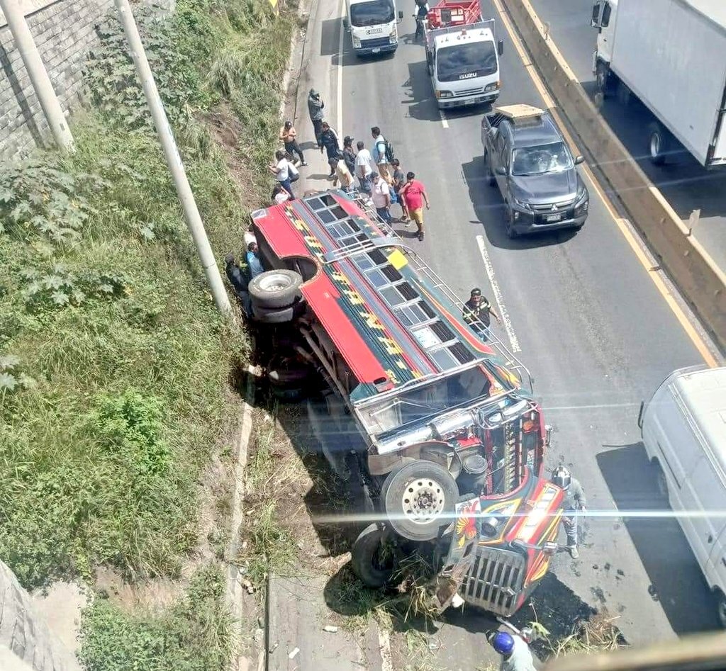 Bus volcado en el Km 22 de la ruta al Pacífico