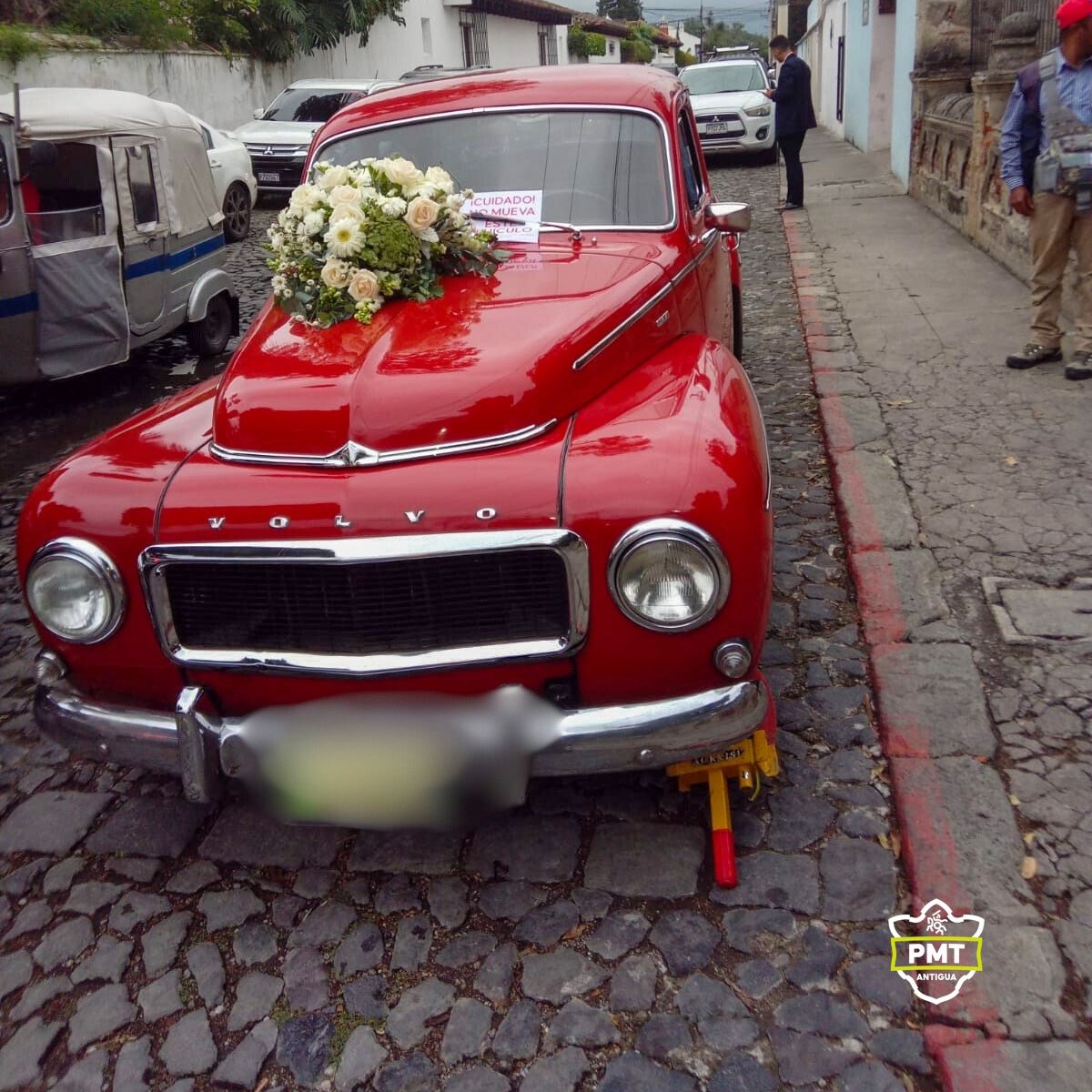 La PMT de Antigua Guatemala inmovilizó con un cepo a un carro que era utilizado en una boda. (Foto Prensa Libre: PMT de Antigua Guatemala)