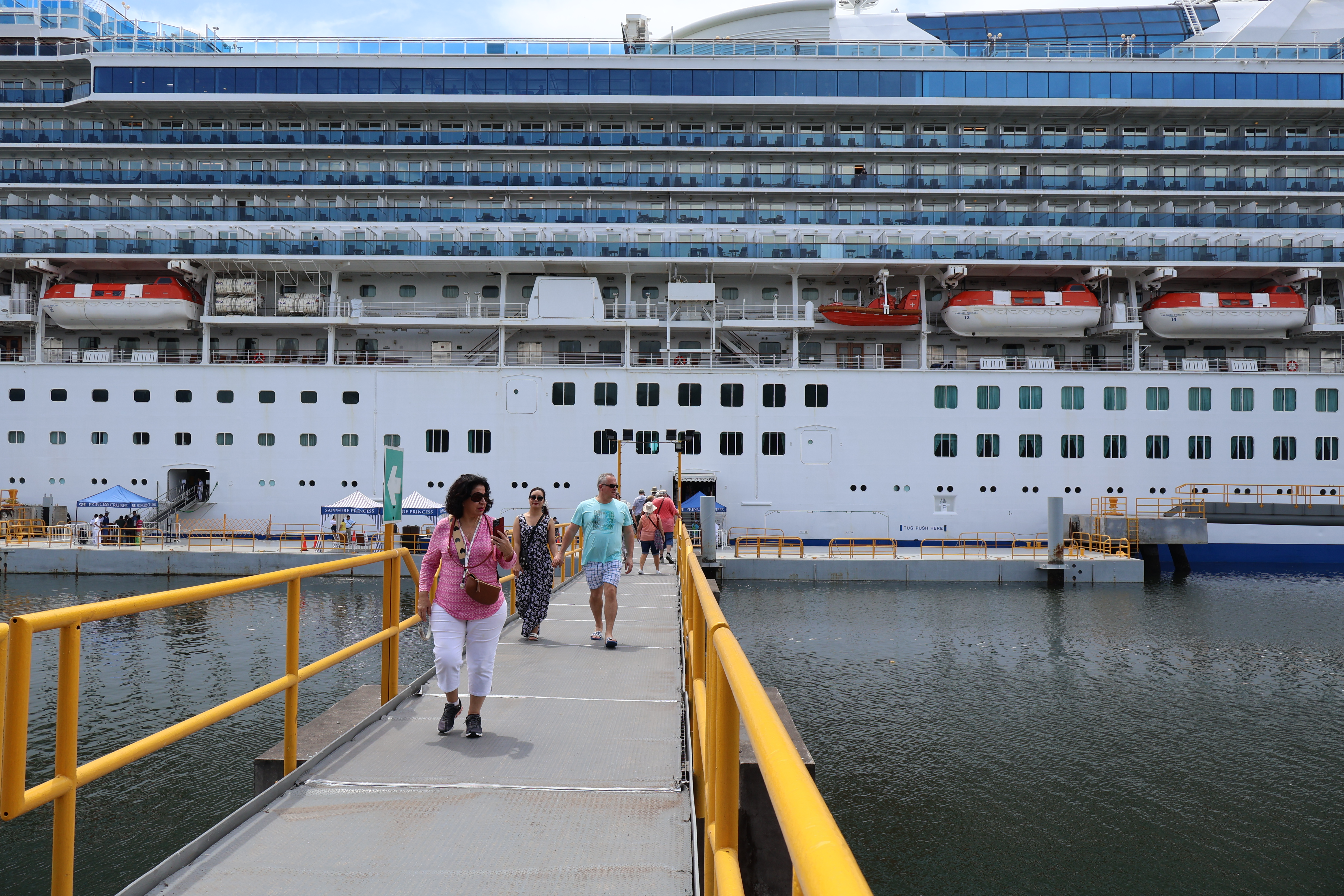 Sapphire Princess es el buque con el que se inauguró la temporada de cruceros 2024-2025 en Guatemala el 5 de octubre en Puerto Quetzal. (Foto, Prensa Libre: Carlos Paredes). 