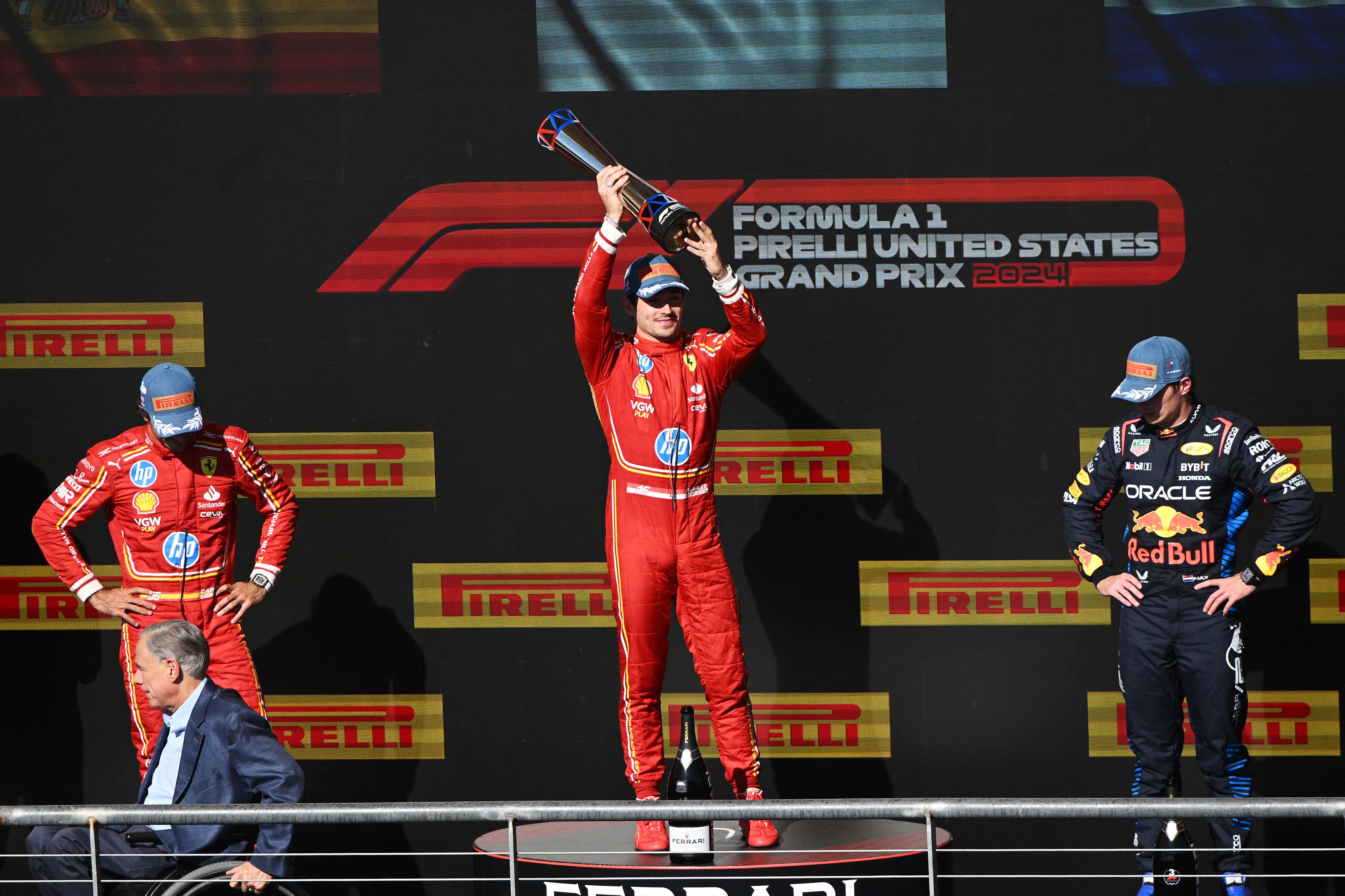  Charles Leclerc celebra con su trofeo la conquista del Gran Premio de Estados Unidos. (Foto Prensa Libre: AFP).