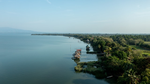 Imagen de las playas de Izabal, un sitio muy concurrido durante los feriados y asuetos de Guatemala.