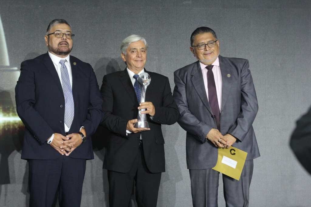 Entrega de premio a Finca San José ganadora del Galardón a la Exportación 2024 del sector agrícola
