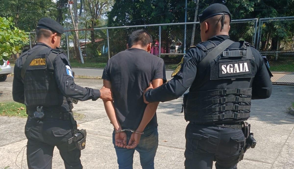 Un hombre identificado como Óscar “N” y sobre quien había tres órdenes de captura fue apresado en Puerto Barrios. (Foto Prensa Libre: PNC)