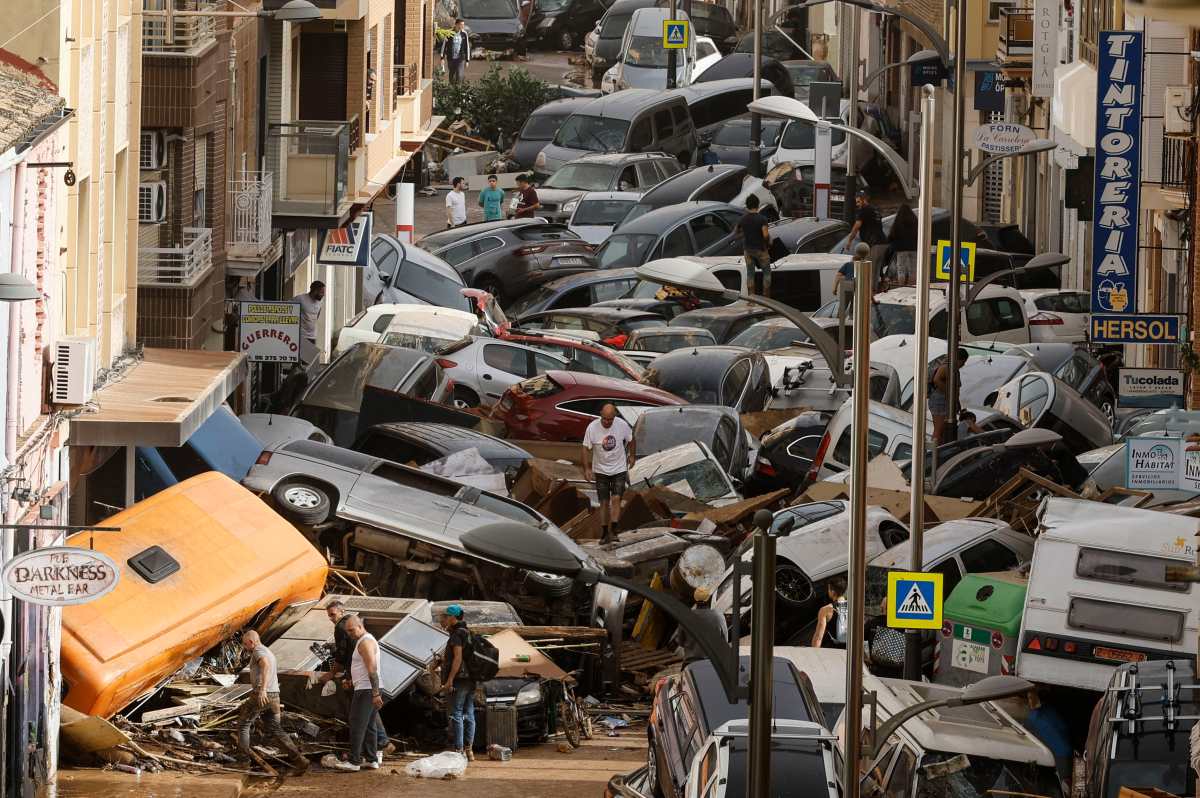 FOTODELDÍA PICAÑA (VALENCIA), 30/10/2024.- Vehículos amontonados en una calle tras las intensas lluvias de la fuerte dana que afecta especialmente el sur y el este de la península ibérica, este miércoles en Picaña (VaAlencia). EFE/Biel Aliño