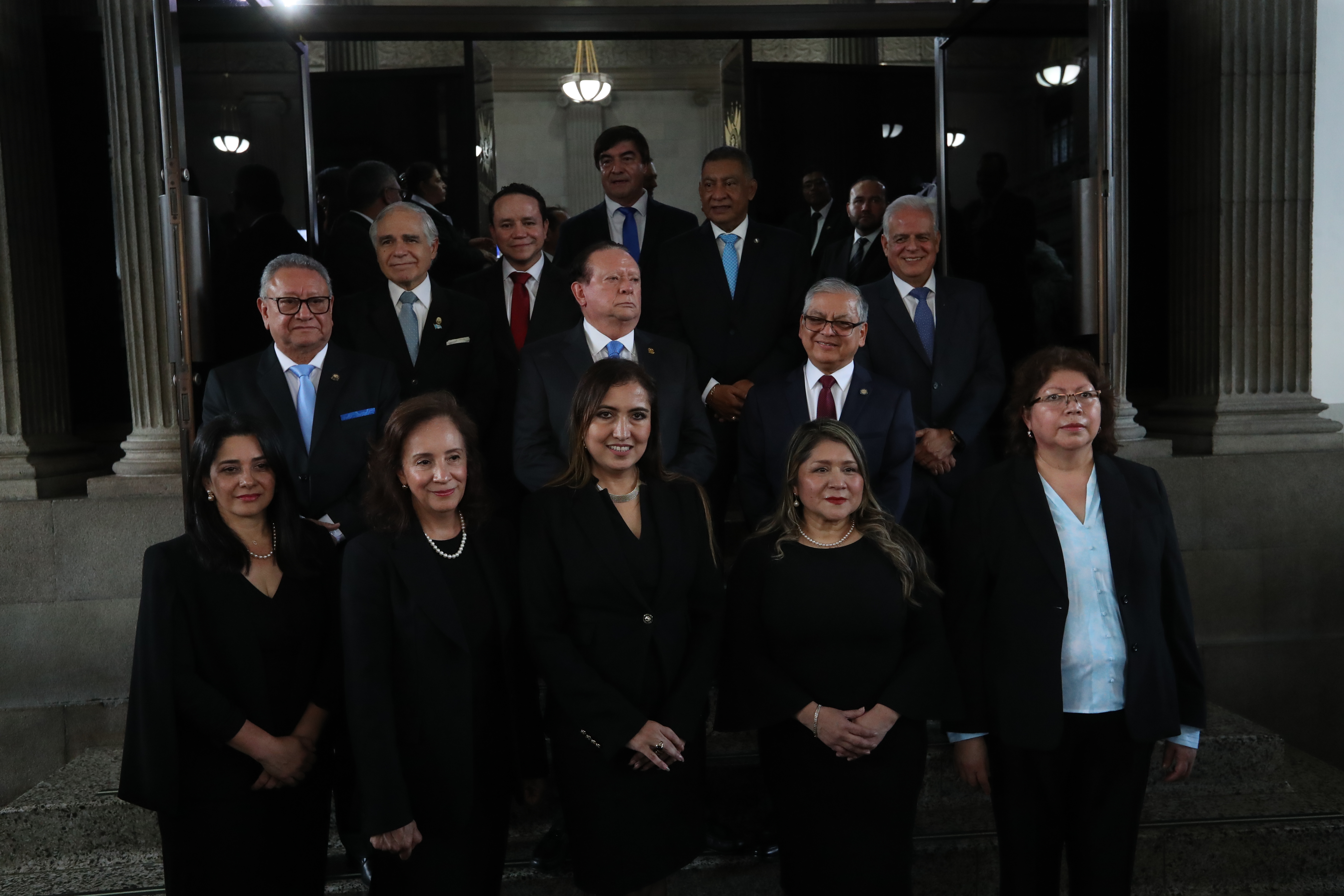 Magistrados de la CSJ luego de su juramentación en el Congreso de la República. (Foto Prensa Libre: Érick Ávila)