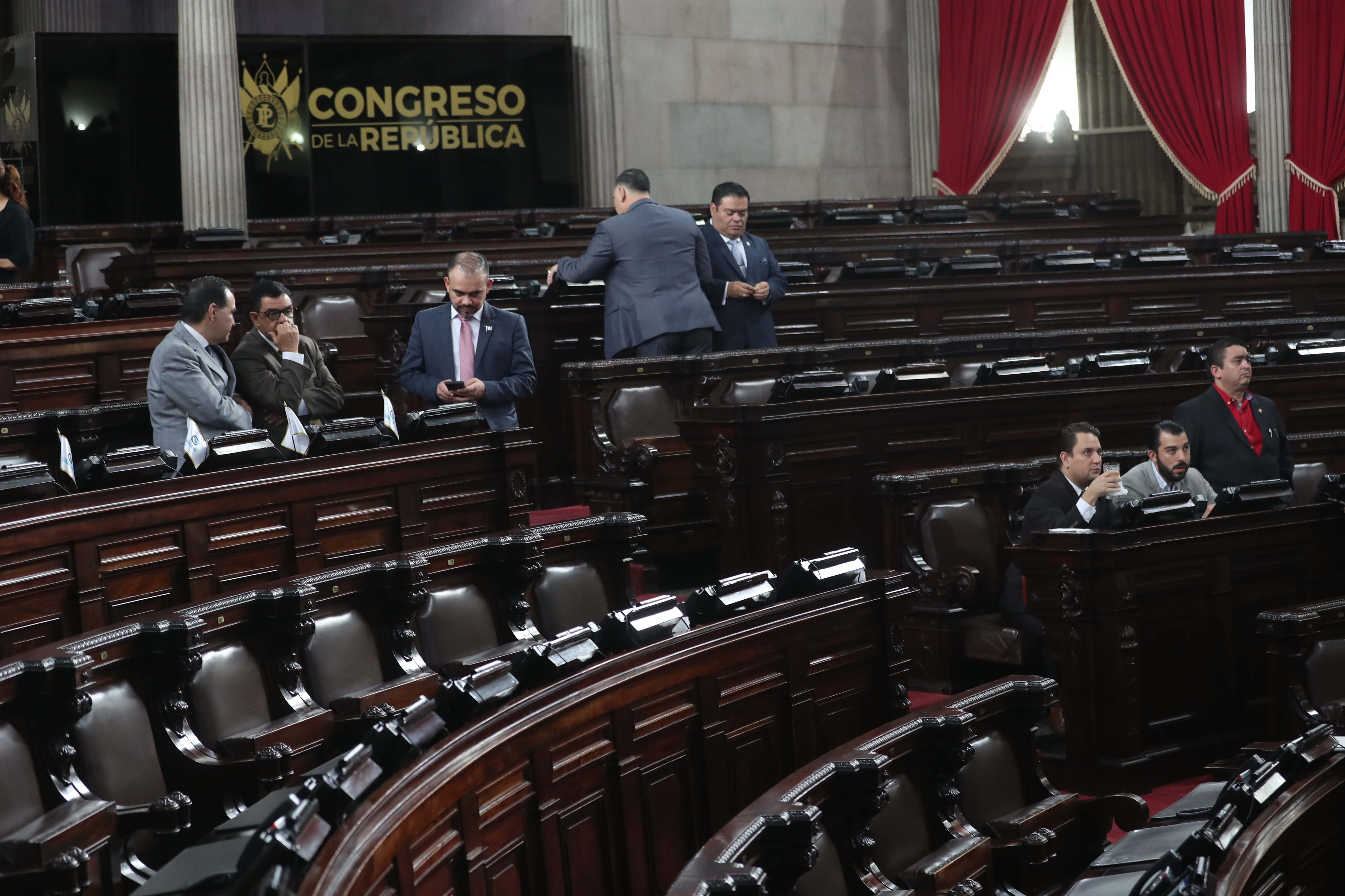 Diputados se alistan para elegir a la Junta Directiva del Congreso de la República. (Foto Prensa Libre: Érick Ávila)