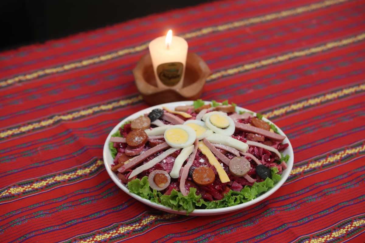 El fiambre es un plato tradicional de Guatemala que se come el 1 de noviembre, fecha en el que se celebra en países con tradiciones católicas el Día de Todos los Santos. Es un tipo de ensalada fría que puede llegar a tener más de 50 ingredientes y, aunque no exista una receta única, sus ingredientes se pueden clasificar en cuatro grupos: carnes, embutidos, verduras encurtidas y quesos. 

Foto: BYRON RIVERA 
30/10/2024