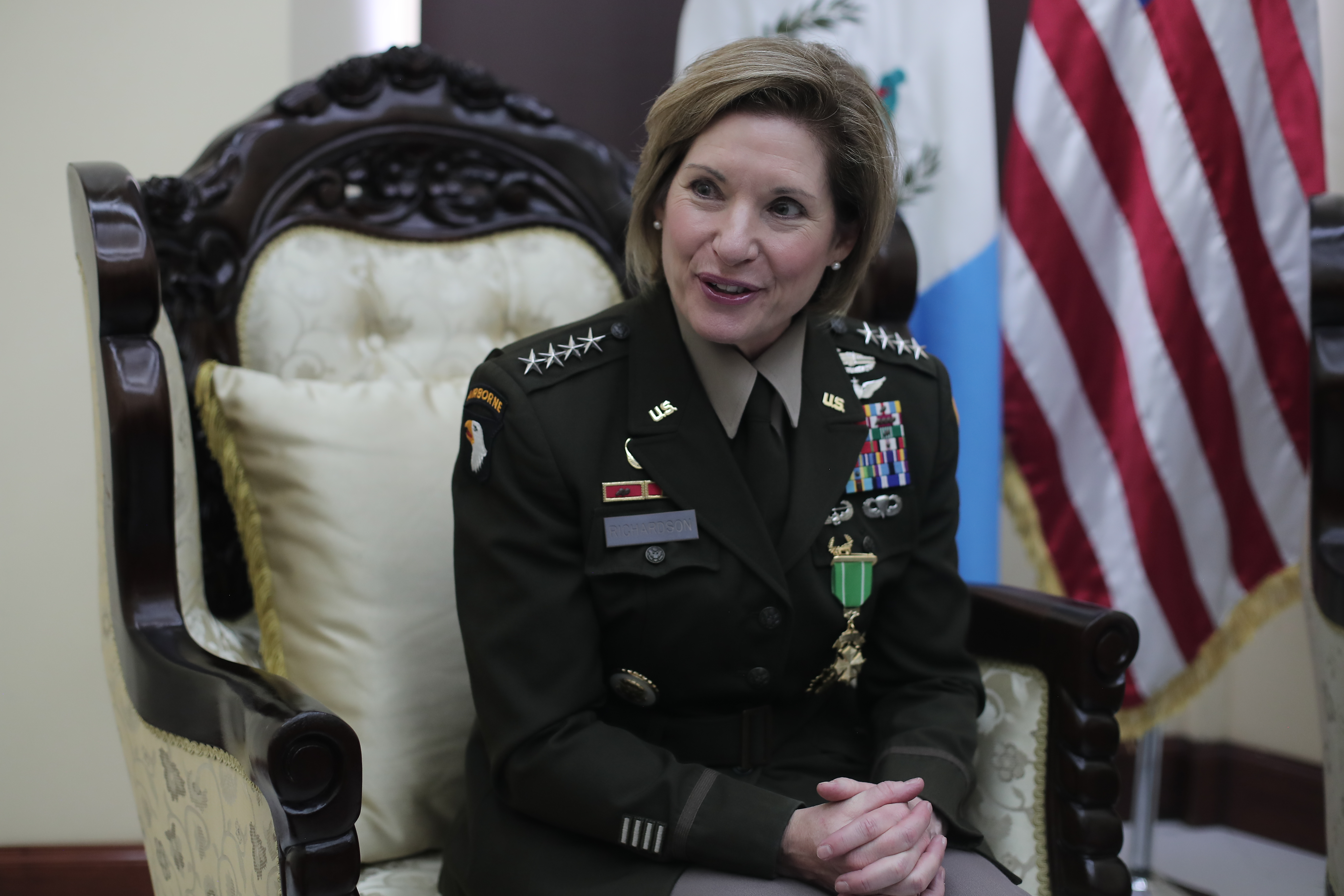 MINISTERIO DE LA DEFENSA, RECONOCIMIENTO Y DONACIîN EEUU AL EJRCITO. En este da se brind un reconocimiento a la General Laura Jane Richardson, Comandante del Comando del Sur de los Estados Unidos. El reconocimiento es por "Servicios Distinguidos" y fue entregado por el ministro Henry David Saenz. As mismo, se hizo una nueva entrega de la donacin permanente que mantiene los EEUU con el pas. La donacin consta de materiales, herramientas, equipo de comunicacin, equipacin para vehculos de aire, mar y tierra; implementos de guerra como tambin capacitacin para elementos del Ejrcito de Guatemala. En la imagen, General Laura Jane Richardson.Juan Diego Gonzlez.  231024