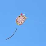 Barrilete volando en el cielo