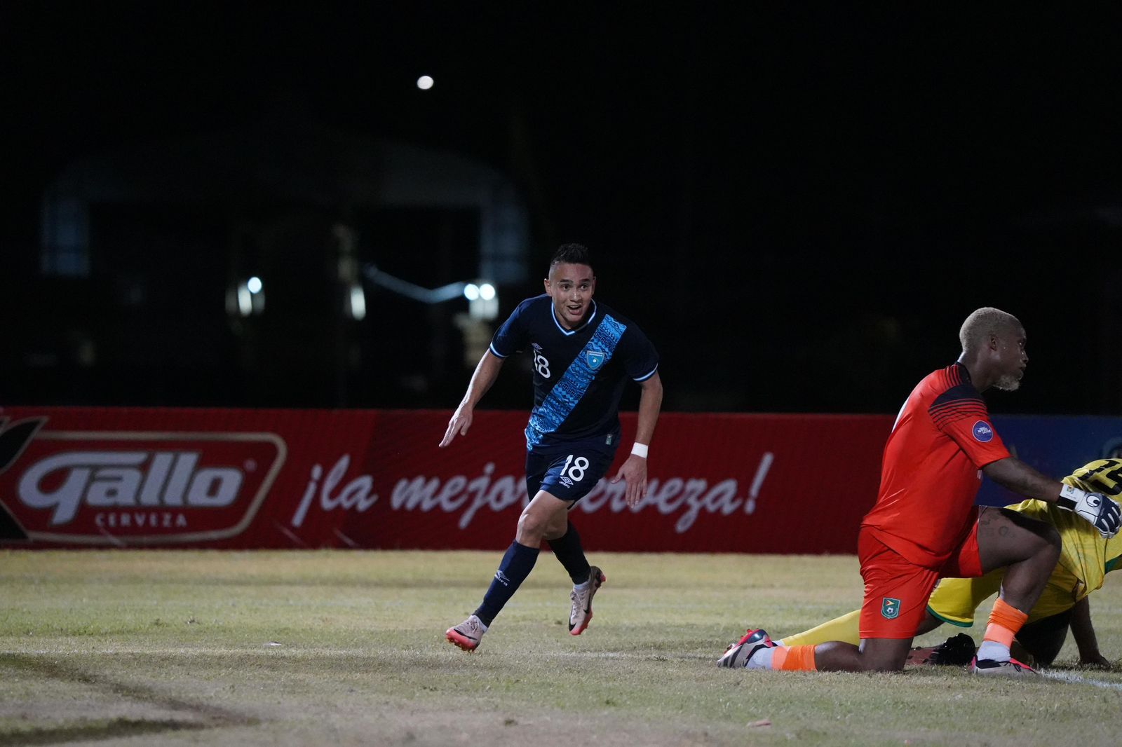 Óscar Santis celebra su segundo gol ante Guyana, en la Liga de Naciones.