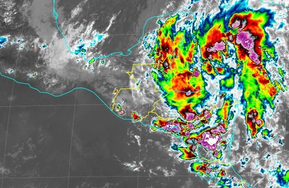 Paso de la Depresión Tropical Fifteen en Guatemala