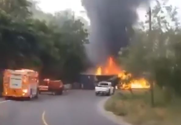 Picop atraviesa calle incendiada en Zacapa