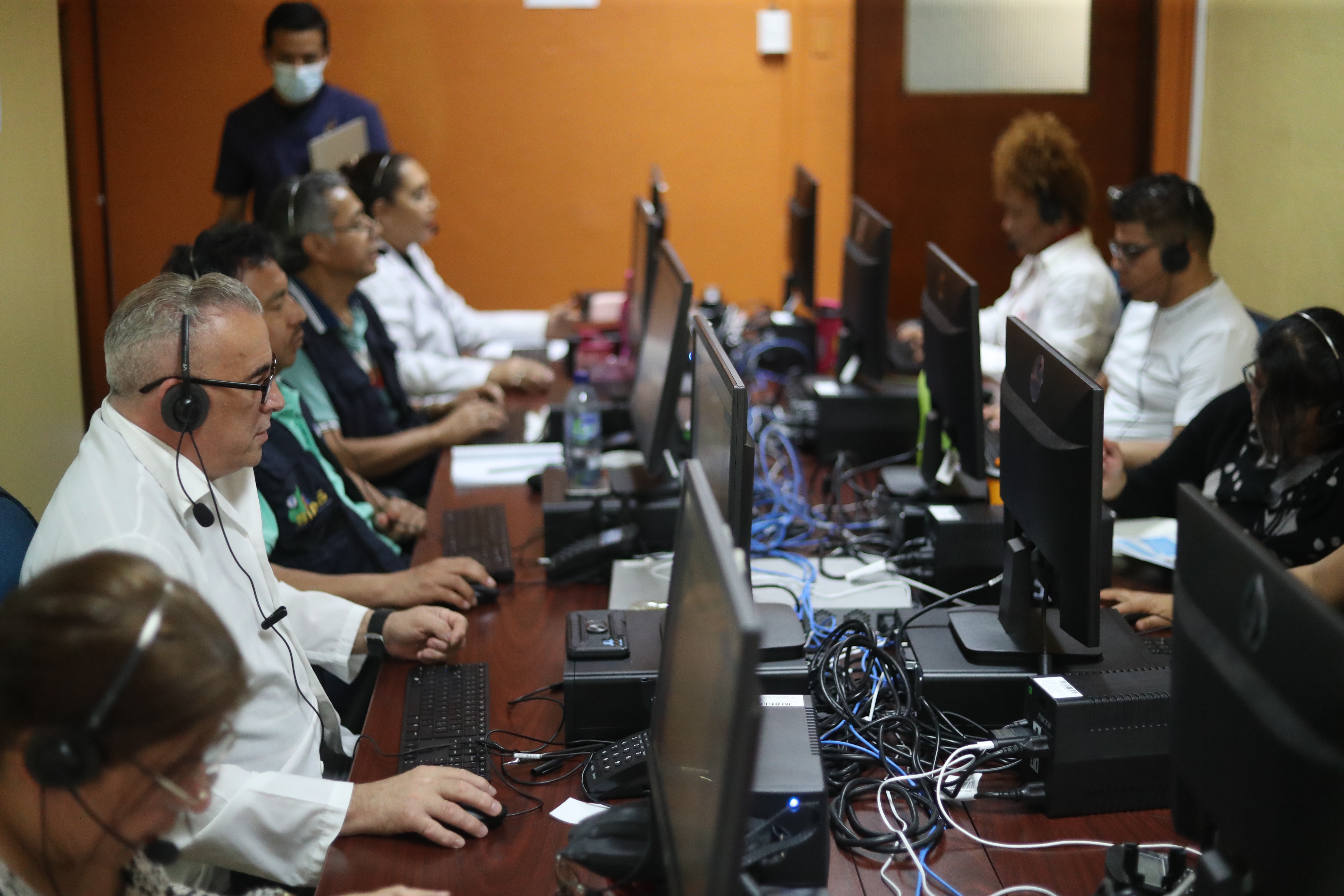 Call Center de operaciones del Programa de Salud Escolar.  Medicos  atienden directamente a  padres de familia de los departamentos en la salud de sus hijos. 





Fotografa Esbin Garcia  04-04-24