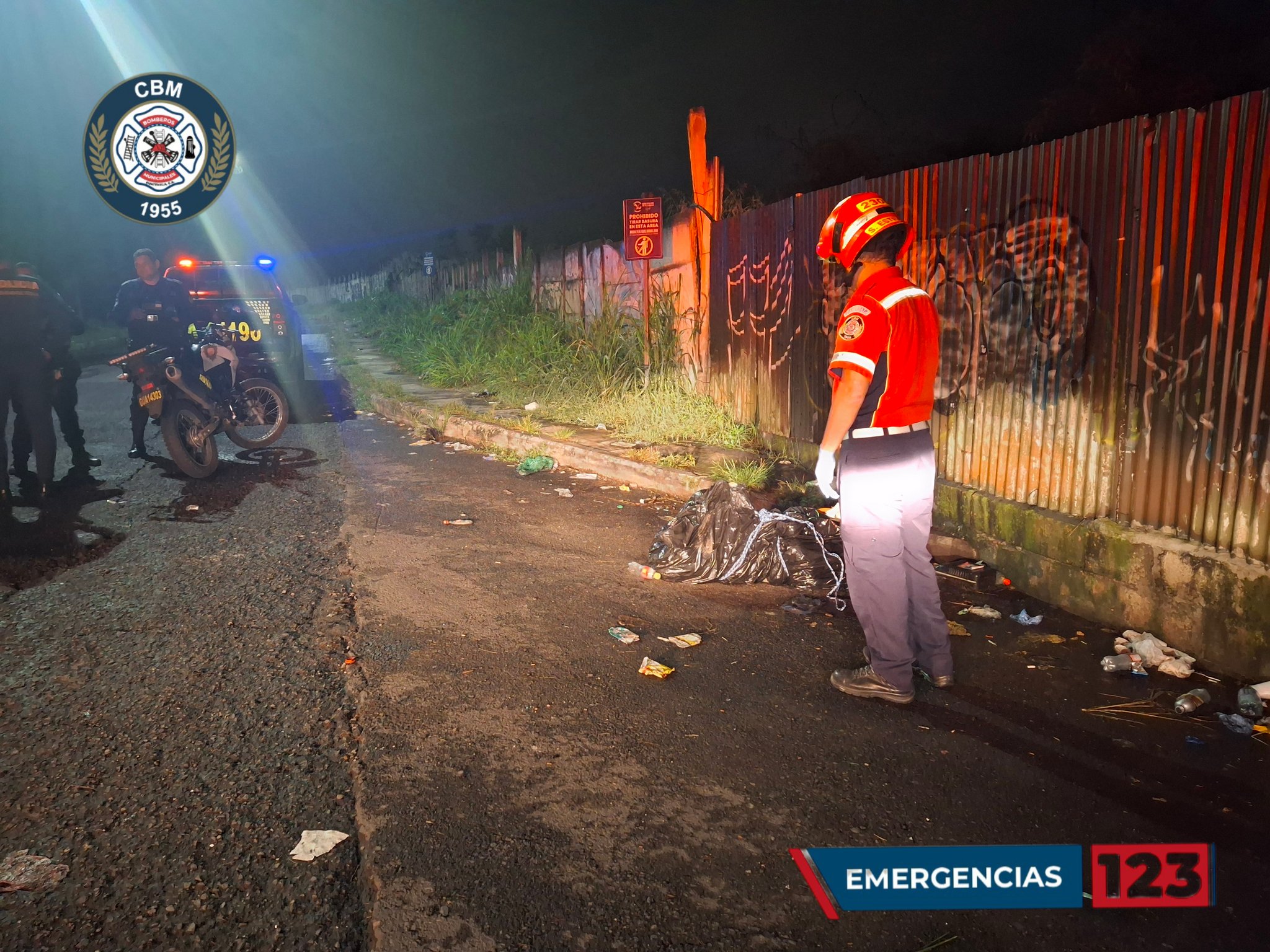 Restos humanos fueron hallados en el bulevar del Cenma, zona 12 de Villa Nueva. (Foto Prensa Libre: Bomberos Municipales)