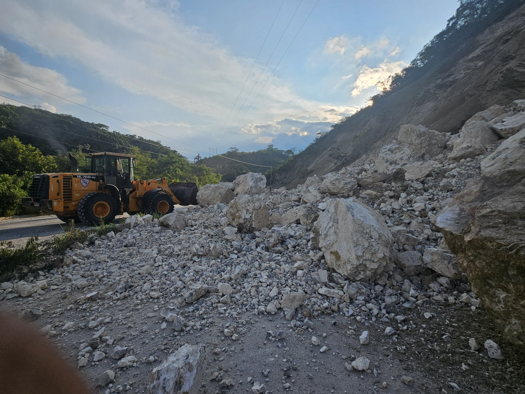 El paso en el km 61 de la ruta al Atlántico está cerrado por un derrumbe registrado el 6 de octubre. (Foto Prensa Libre: Ejército de Guatemala)