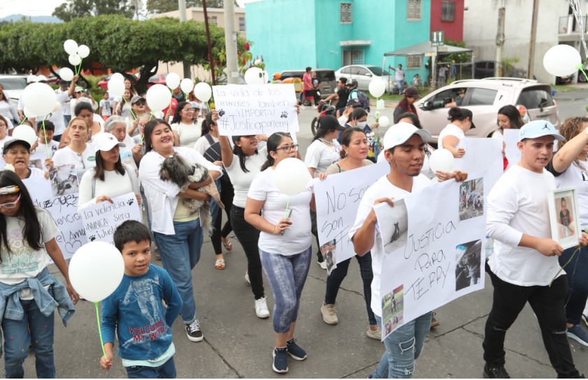 Con pancartas y mascotas, vecinos piden justicia tras la muerte a puñaladas de "Terry". (Foto Prensa Libre: Érik Ávila)