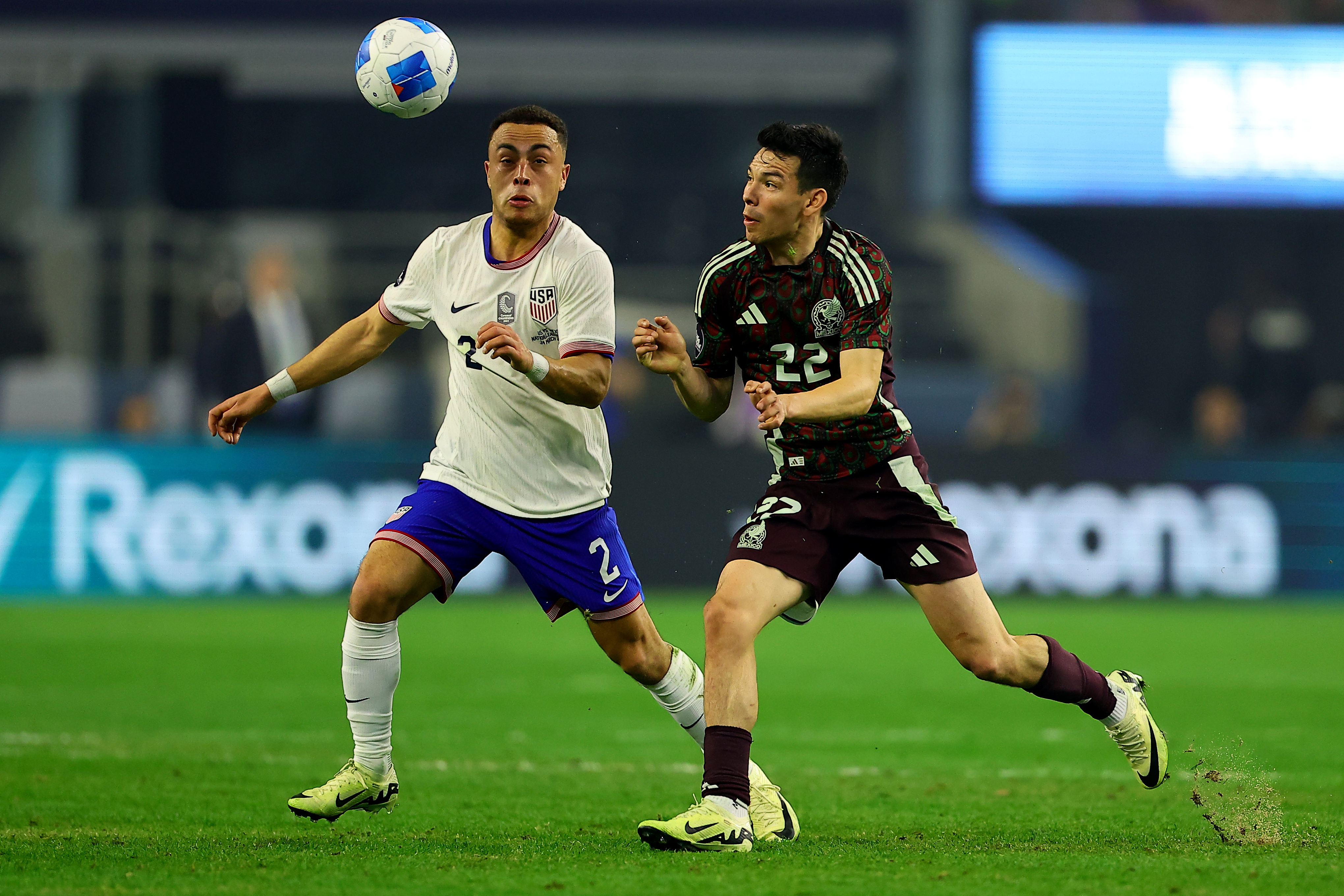 . ARLINGTON (ESTADOS UNIDOS), 24/03/2024.- Sergiño Dest (i) de Estados Unidos patea el balón ante Hirving Lozano de México este domingo, en el partido de la final de La Liga de Naciones de la Concacaf en el estadio AT&T, en Arlington (EE.UU.). EFE/ Carlos Ramírez