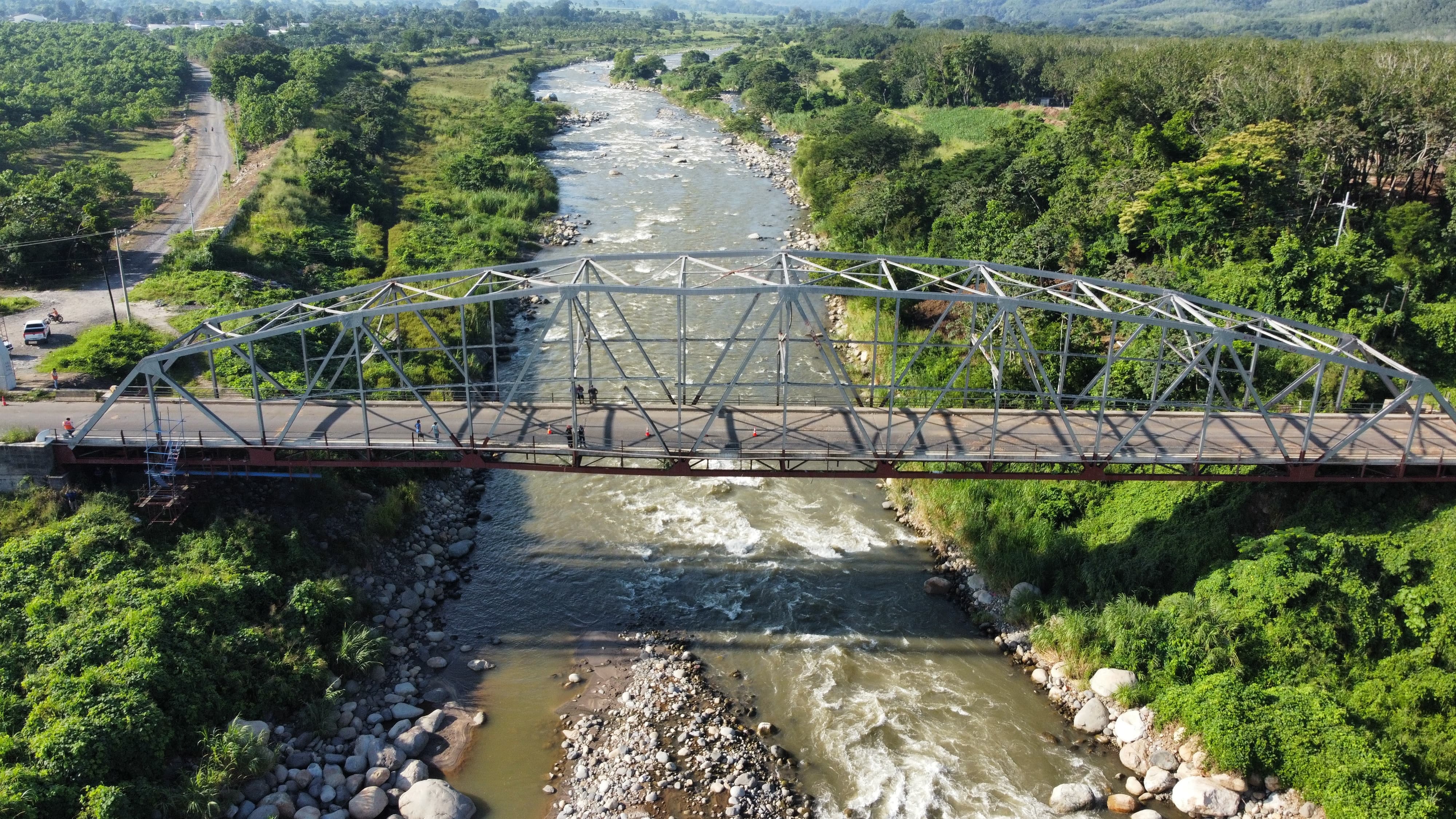 El paso por el puente Nahualate, en Chicacao, Suchitepéquez, está cerrado debido a daños en la estructura. (Foto Prensa Libre: Marvín Túnchez)