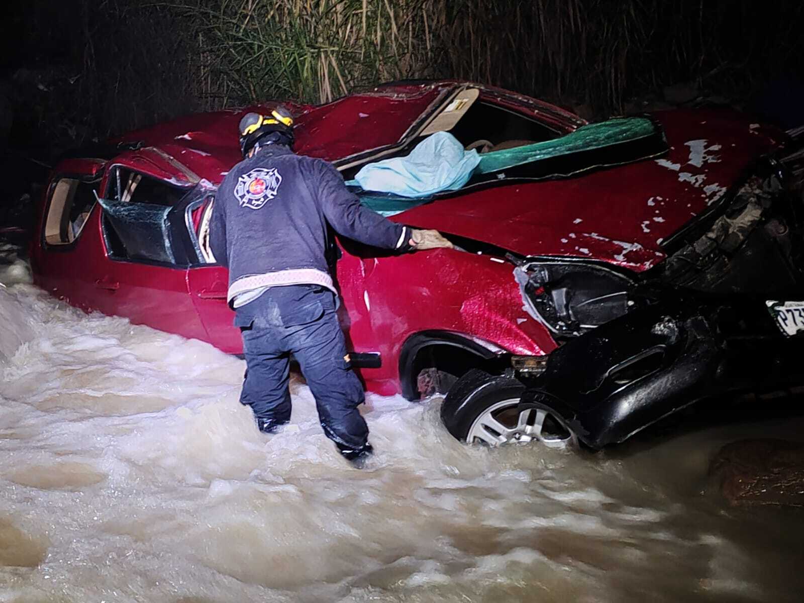 Rescate de personas por vehículo que cayó en hondonada