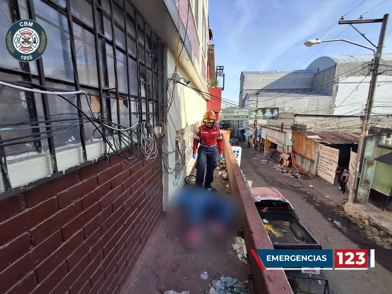 El cuerpo de un hombre fue hallado en una cornisa en la zona 4 capitalina. (Foto Prensa Libre: Bomberos Municipales)