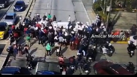 Militares jubilados bloquearon la calzada José Milla y Vidaurre, zona 6 capitalina. (Foto Prensa Libre: captura de pantalla video Amílcar Montejo )