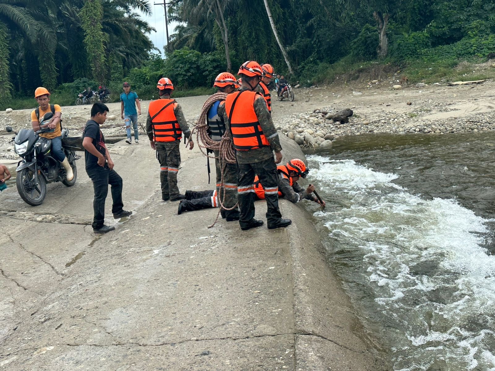 El domingo 27 de octubre una niña fue arrastrada por la correntada del río Pueblo Viejo, Panzós, Alta Verapaz. (Foto Prensa Libre: Ejército de Guatemala)