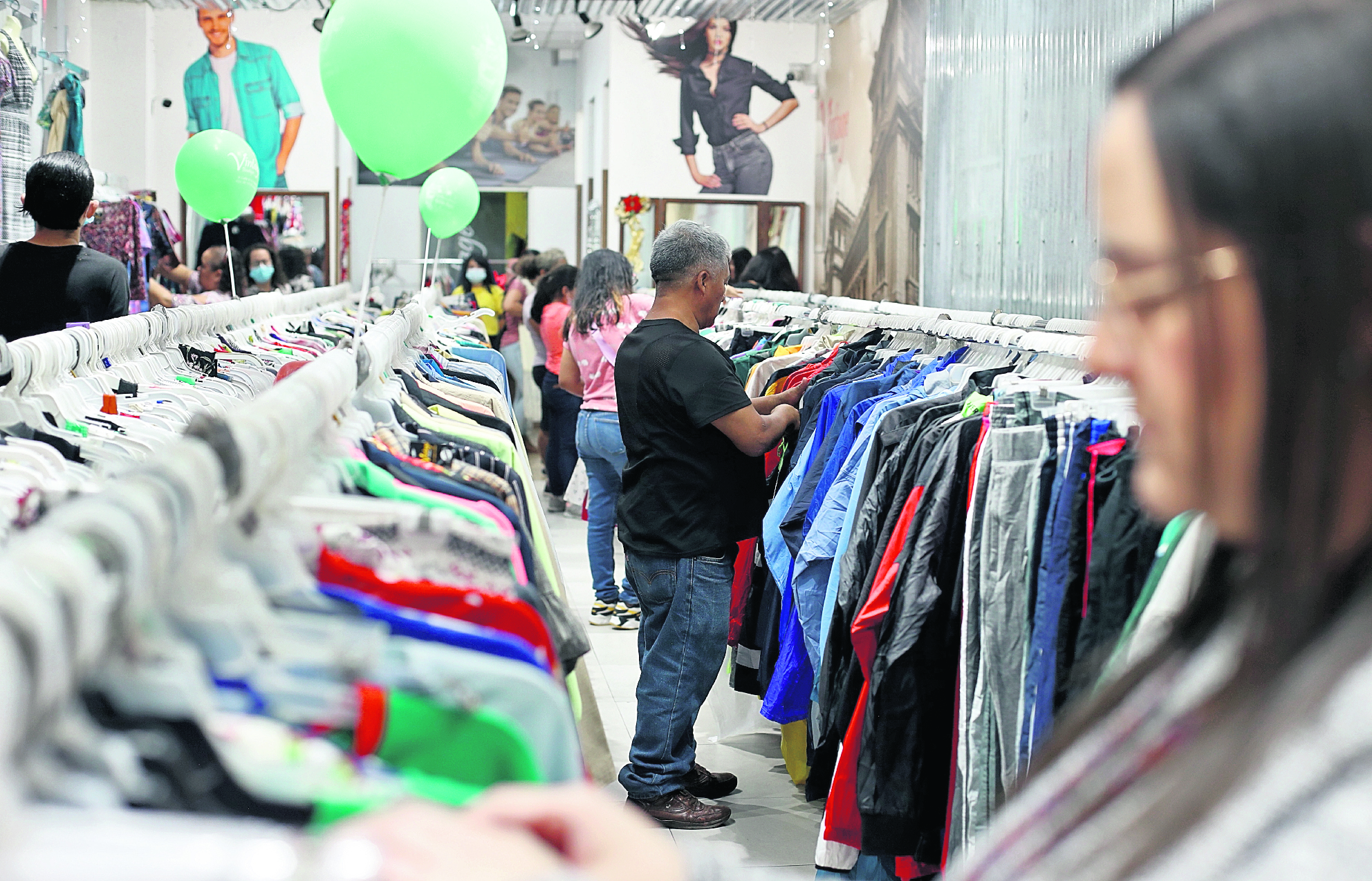 OFERTAS FIN DE AÑO. Se realizó un breve recorrido en la sexta avenida para observar ofertas en ropa para éstos últimos días del año. En la imagen, guatemaltecos compran aprovechando las ofertas de fin de año.

Juan Diego González.  141222