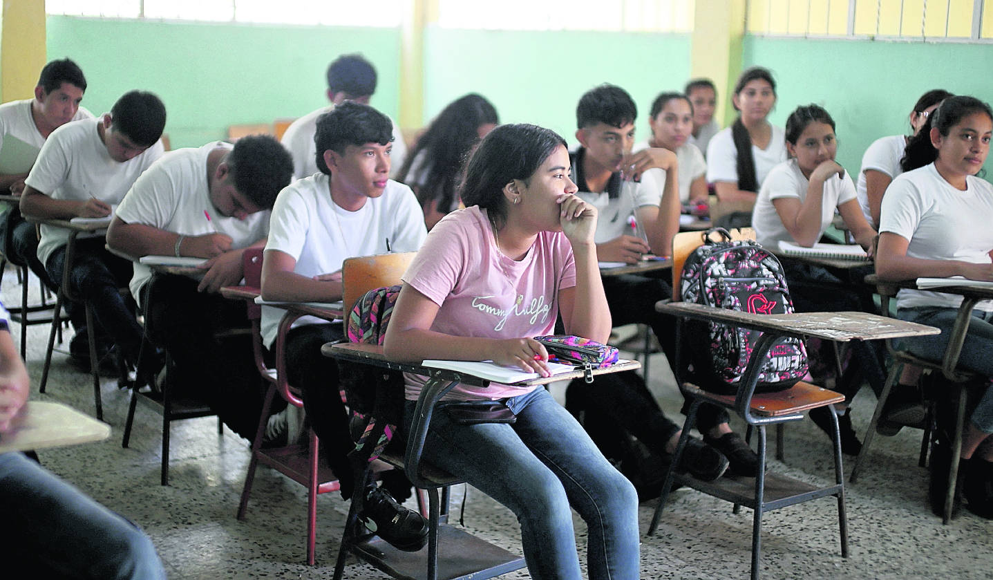 Los días transcurren con normalidad en las aulas del Instituto Mixto Básico y Diversificado por Cooperativa de Enseñanza del Municipio de San Jorge Zacapa, uno de los municipios catalogados en el mapa electoral como zona roja y puntos de conflicto electoral por el TSE.

foto Carlos Hernández
29/01/2023