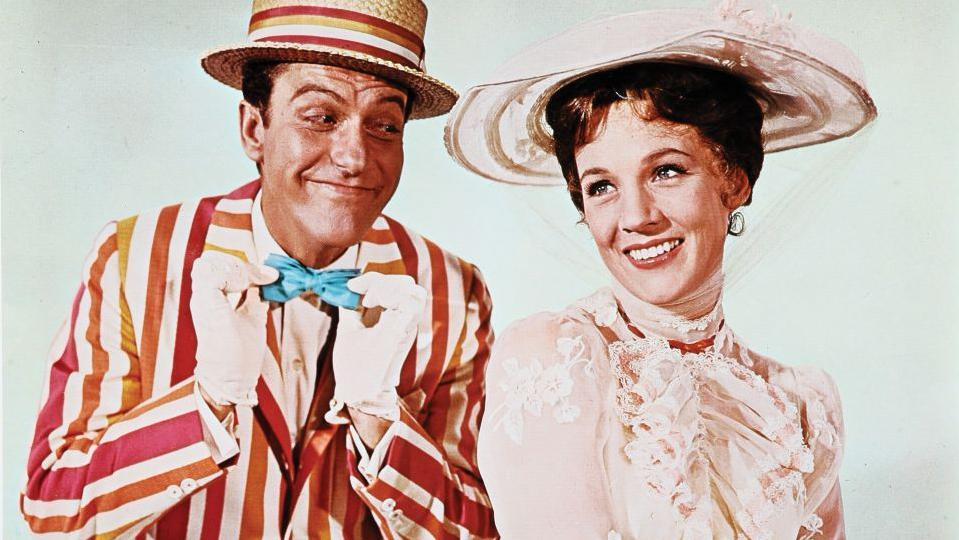 Quién era Pamela Travers, la creadora de Mary Poppins que odió la aclamada película de Walt Disney estrenada hace 60 años