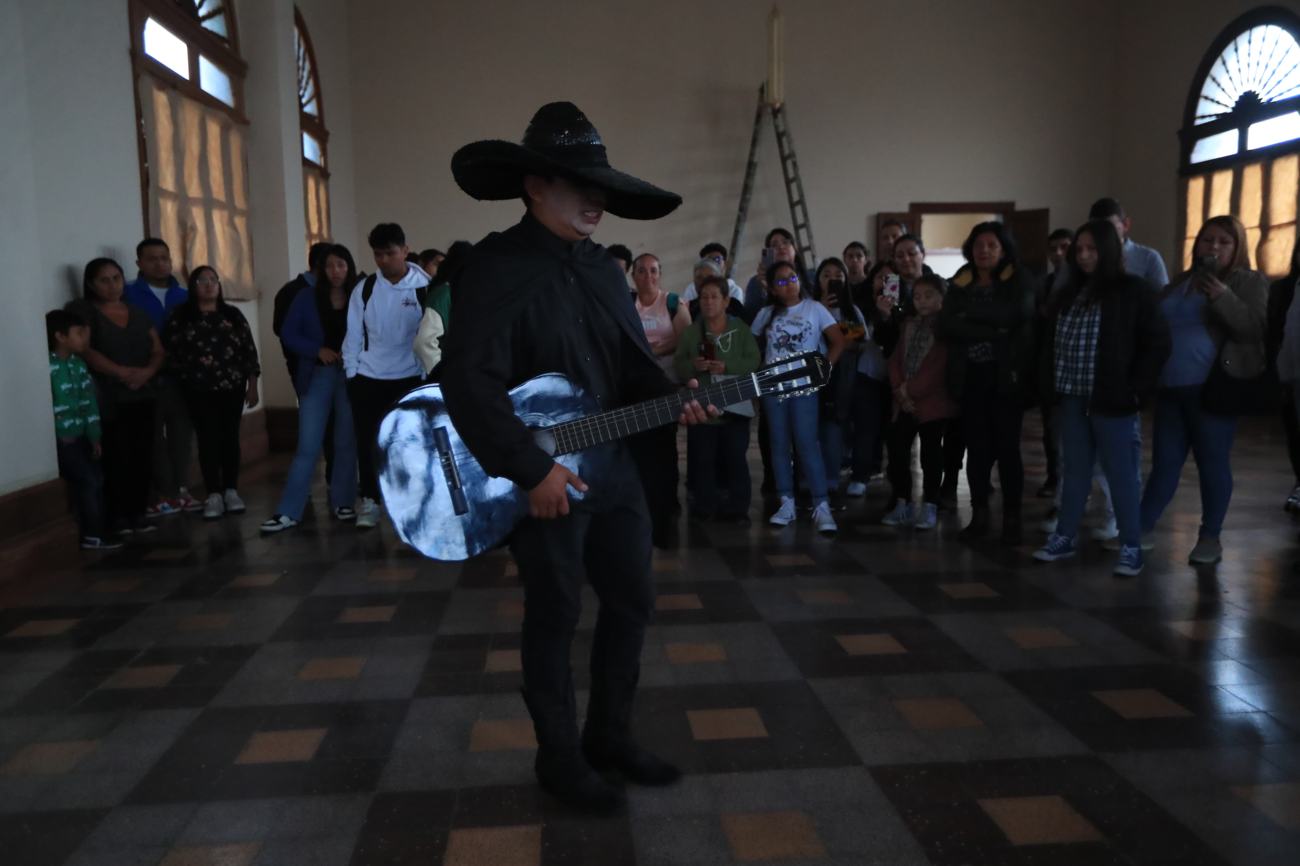 Entre las leyendas que fueron narradas durante la Noche de Leyendas en el Palacio Nacional de la cultura está El Sombrerón. (Foto Prensa Libre: Elmer Vargas)