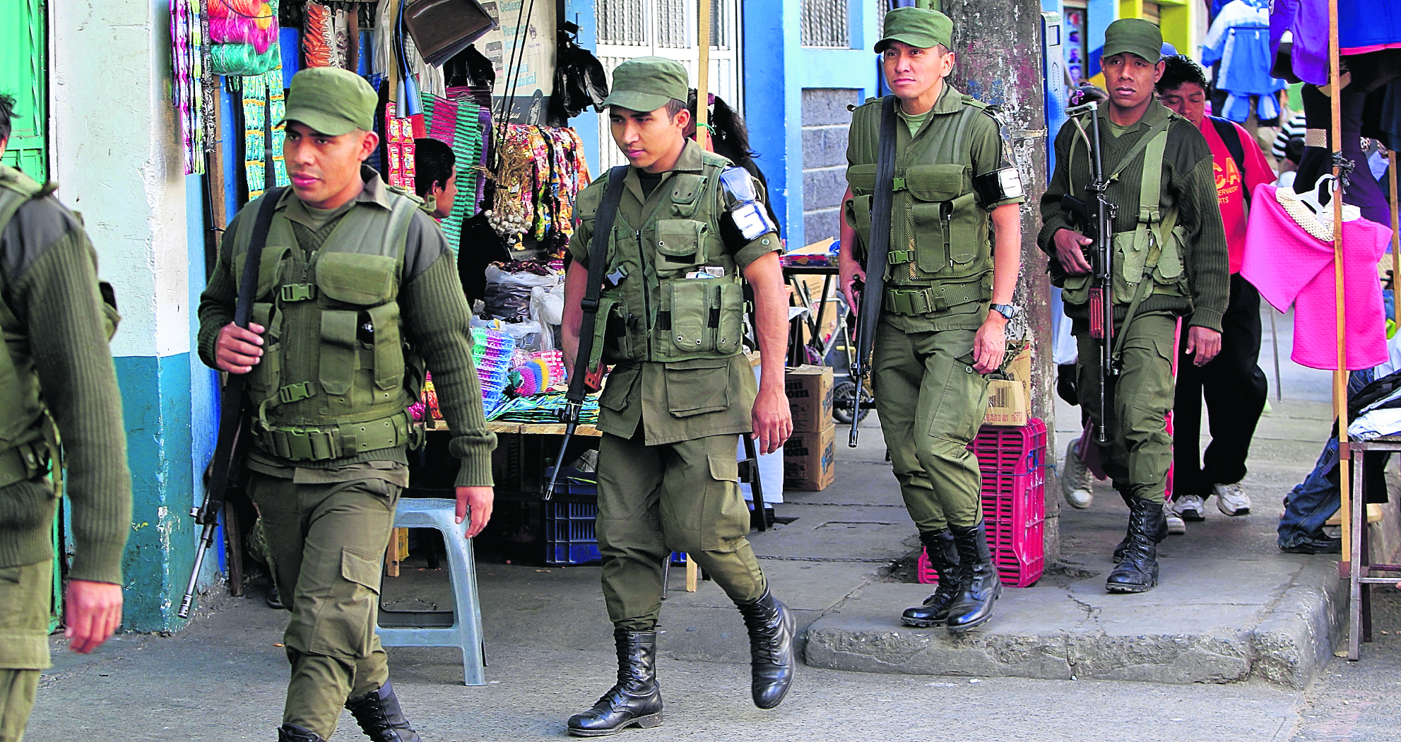 Las fuerzas combinadas integradas por elementos del Ejercito de Guatemala y Agentes de la Policia Nacional Civil (PNC),  realizan patrullajes  en las calle y avenidas de la ciudad capital Guatemalteca, por lo cual  realizan registros a vehículos y personas  lo cual es el plan de seguridad incrementado

Fotografía: Erick Avila. 26/01/2015