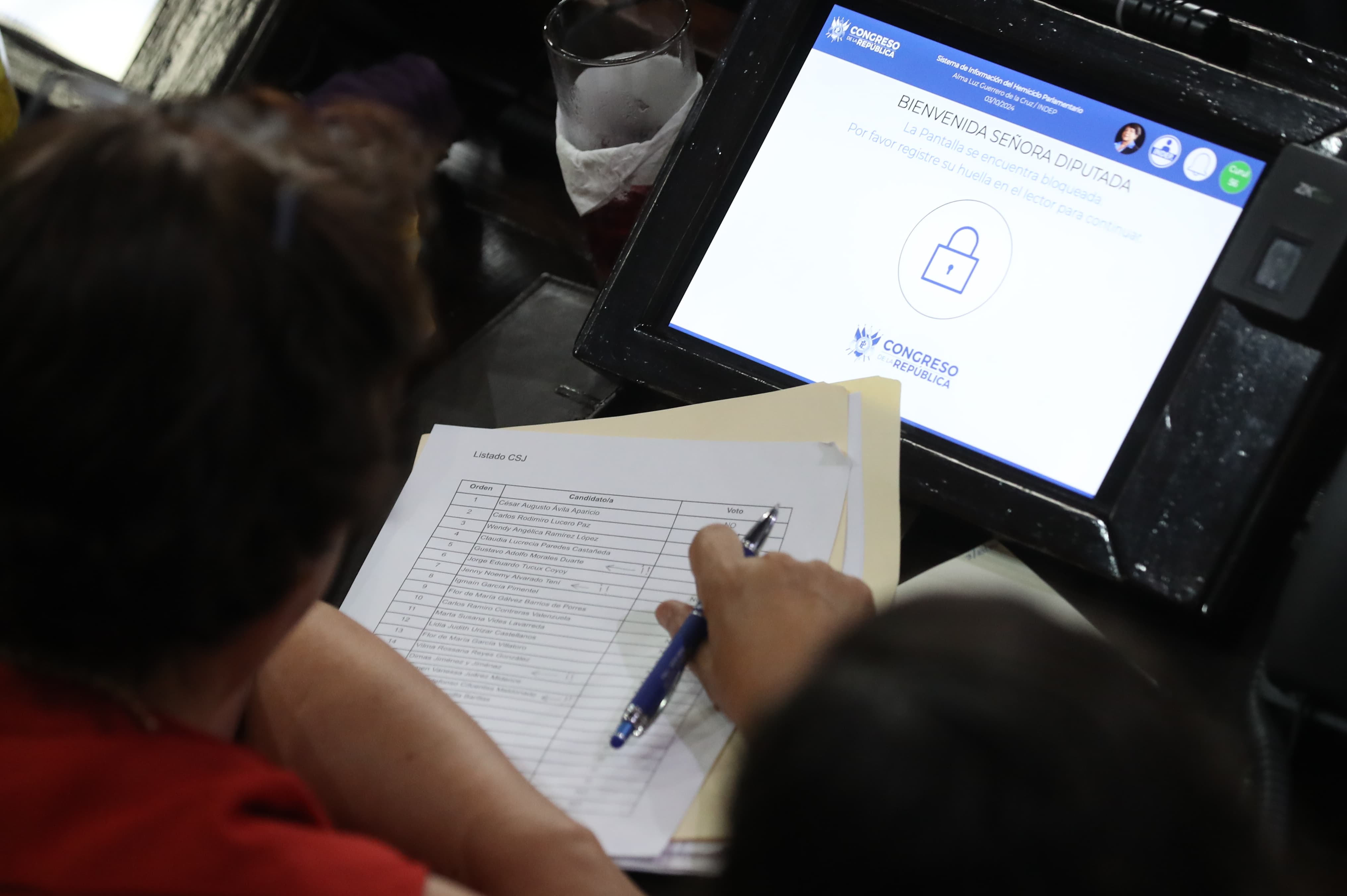 Una de las diputadas consulta una lista con el nombre de los candidatos durante la votación para la elección de magistrados de la CSJ. (Foto Prensa Libre: Erick Ávila) 