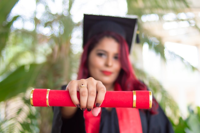 Imagen de universitaria portando el anillo de graduación