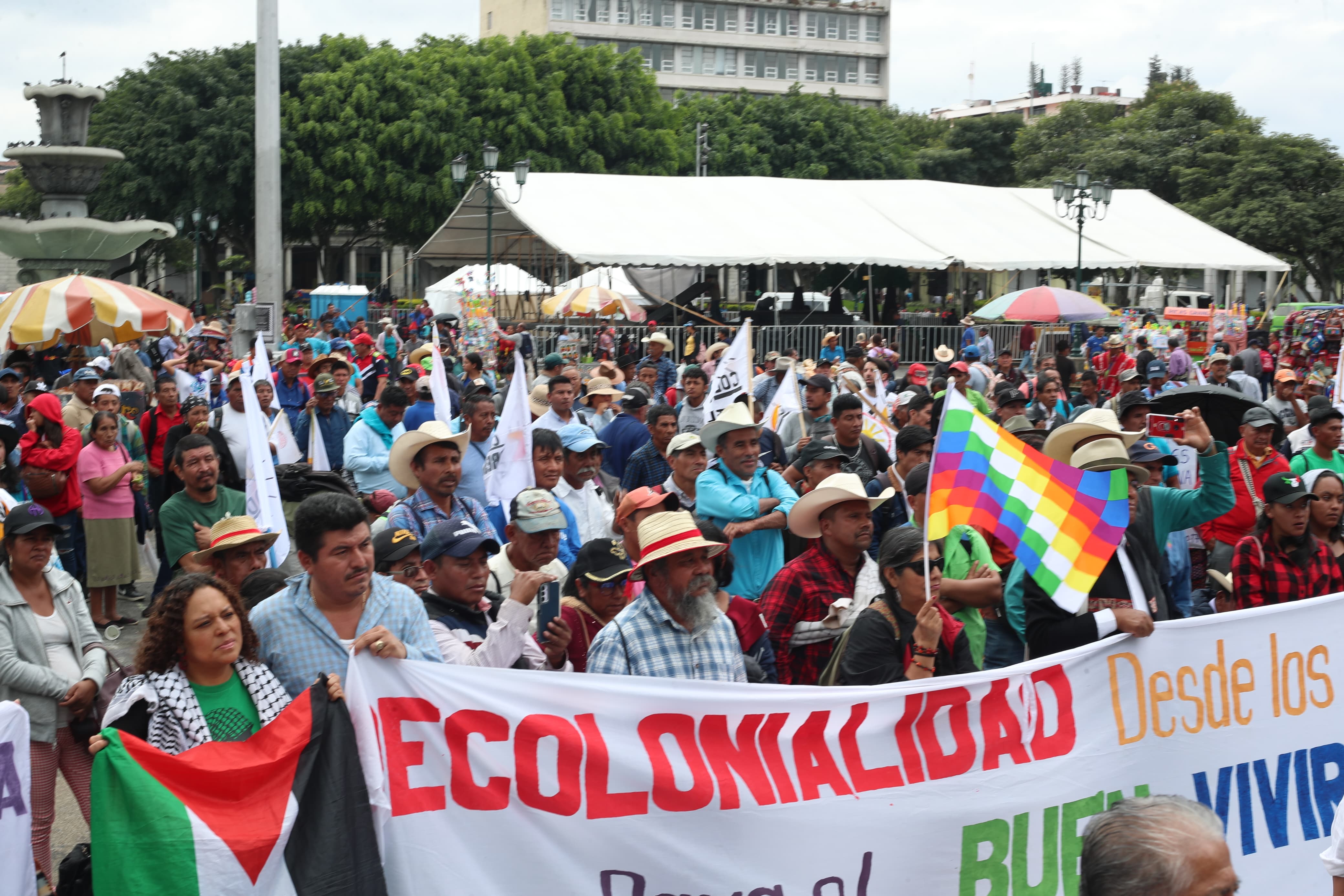 Integrantes de Codeca marchan por la Plaza de la Constitución para conmemorar el Día de la Hispanidad. (Foto Prensa Libre: Byron Baiza)