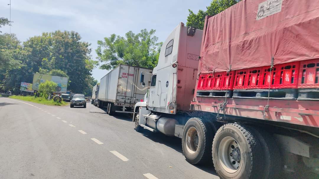 Largas filas de vehículos pesados se forman en la ruta a San José el Ídolo, Suchitepéquez, debido a que el paso para ese tipo de unidades está restringido. (Foto Prensa Libre: Marvin Túnchez)

