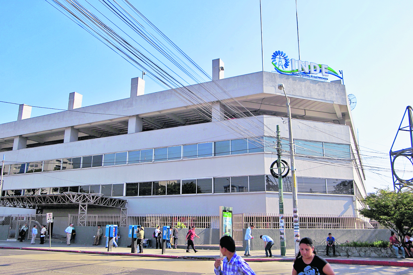 Fachada del Instituto Nacional de Electrificación,(INDE) ubicado a un costado de la Torre del Reformador, sobre la 7ma avenida.

Foto: Edwin Bercián