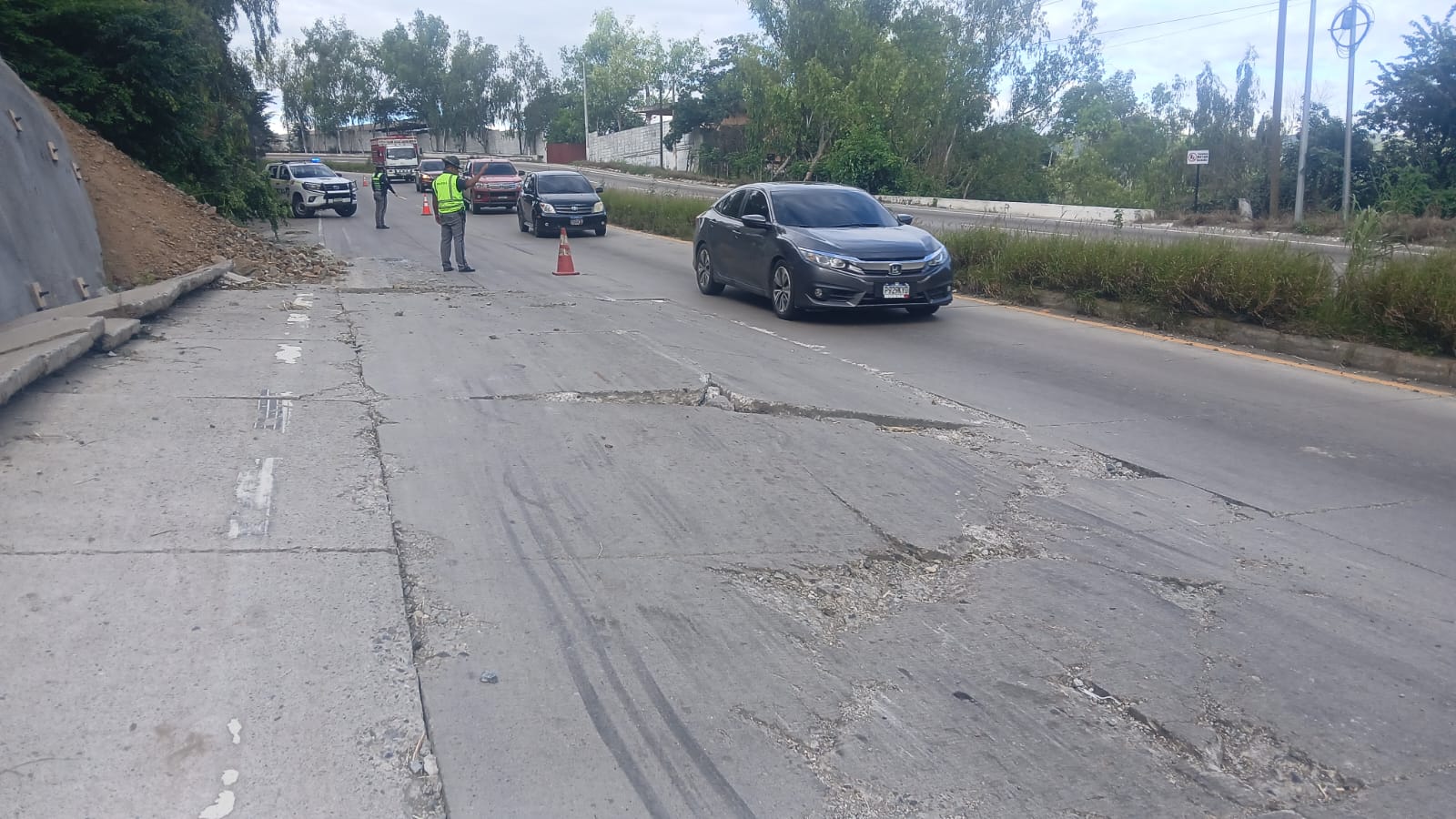 La Conred dice que la saturación de humedad en los suelos es uno de los motivo de las grietas en el kilometro 43 de la CA  9 en Sanarate, El Progreso. (Foto Prensa Libre: Conred).