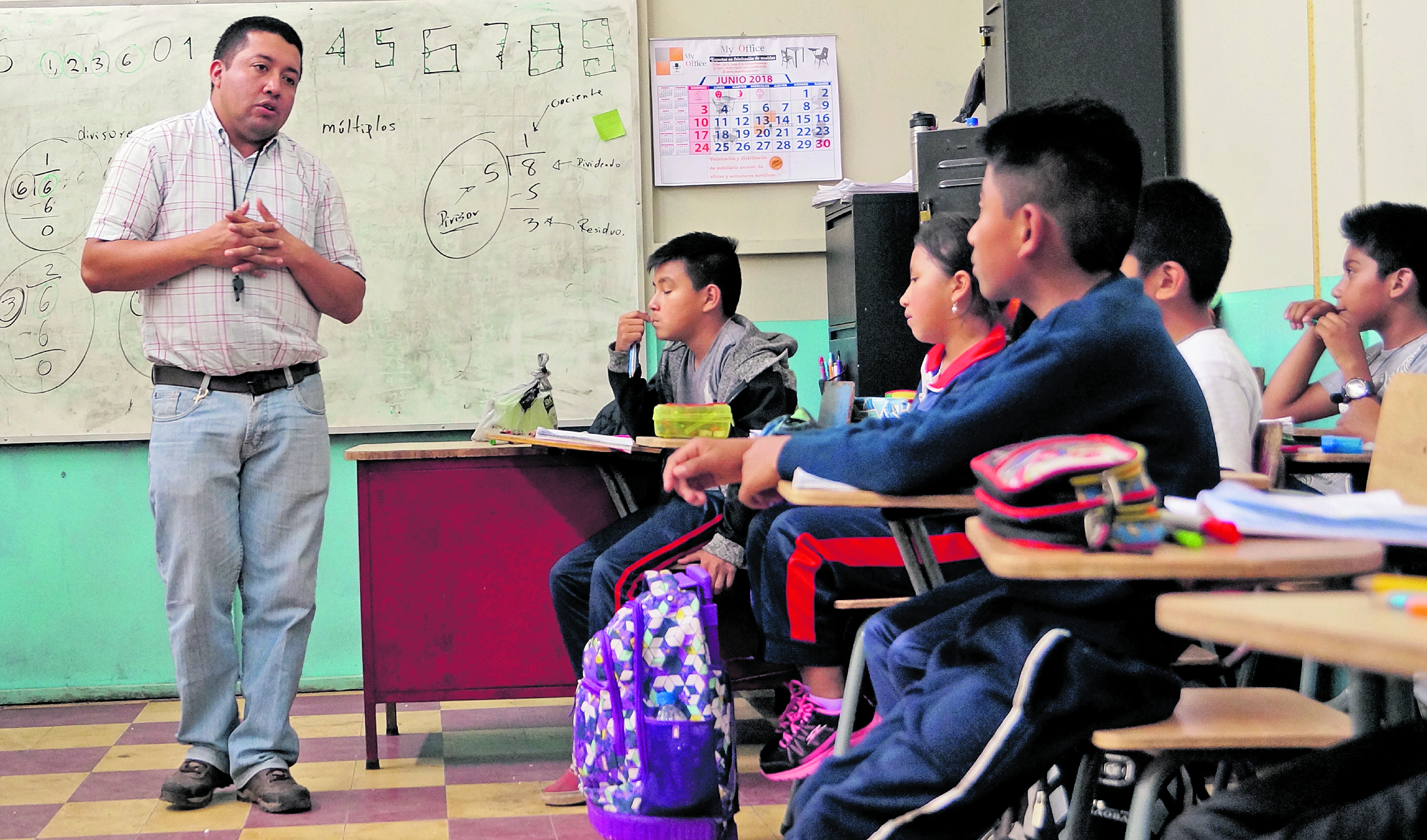 Marlon David Jiménez Valenzuela, Profesor de la Escuela Oficial Urbana Mixta Integral de Parramos Chimaltenango, imparte sus clases de matemática de manera creativa con sus alumnos.