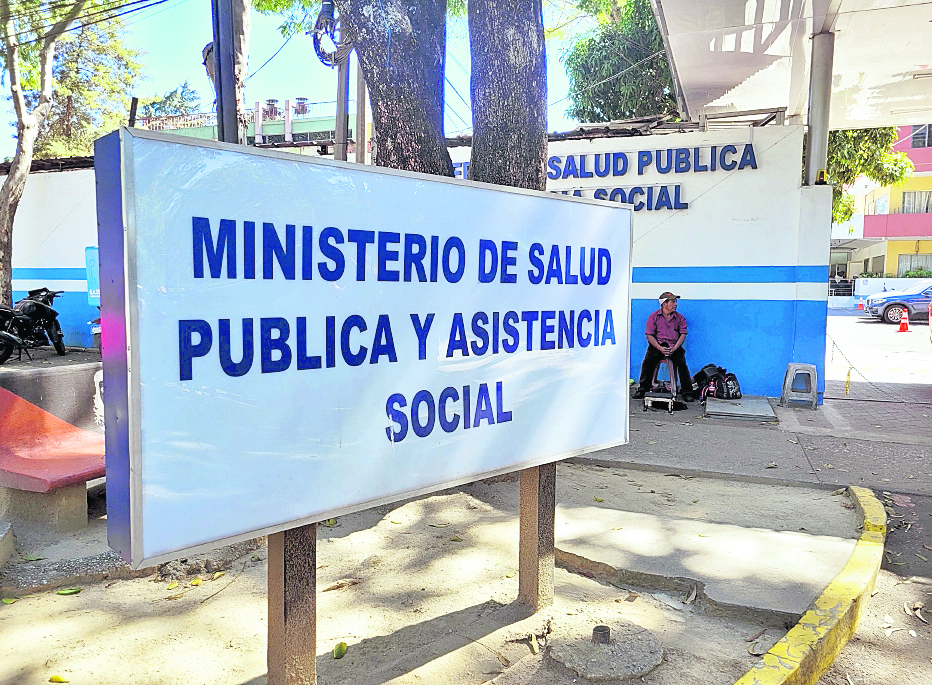 FALLA ELÉCTRICA HOSPITAL SAN JUAN DE DIOS. El Ministerio de Salud Pública junto a autoridades del Hospital General San Juan de Dios explica que cinco centros asistenciales del área metropolitana están atendiendo a las emergencias que no puede atender el San Juan de Dios debido a una falla en el cableado eléctrico, lo cual ha interrumpido algunos servicios de manera intermitente. En imagen, fachada del Ministerio de Salud Pública y Asistencia Social, ubicada sobre la Calzada Roosevelt.

Gabriel Molina 05/01/2024