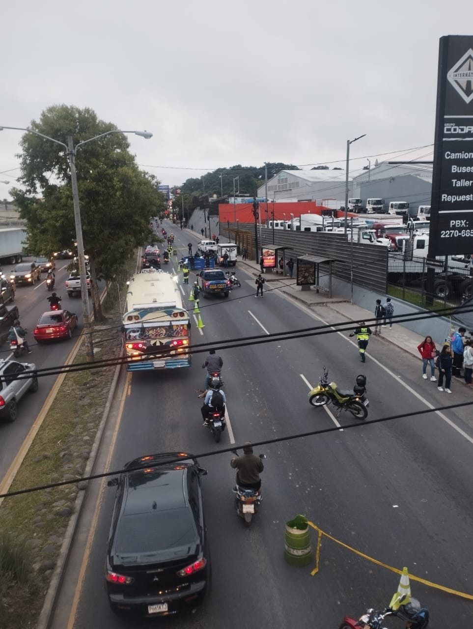 Un motorista murió en el km 6 de la ruta al Atlántico y el paso hacia el centro de la ciudad es complicado. (Foto Prensa Libre: PMT de Guatemala)