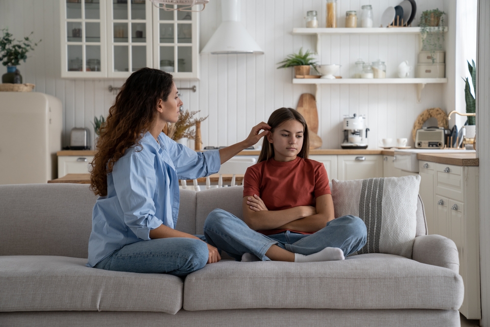 La búsqueda de identidad y autonomía en la adolescencia crea fricciones con los adultos, ya que los jóvenes tienden a desafiar la autoridad en su proceso de autoafirmación. (Foto Prensa Libre: Shutterstock)