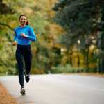 Mujer corriendo en el bosque