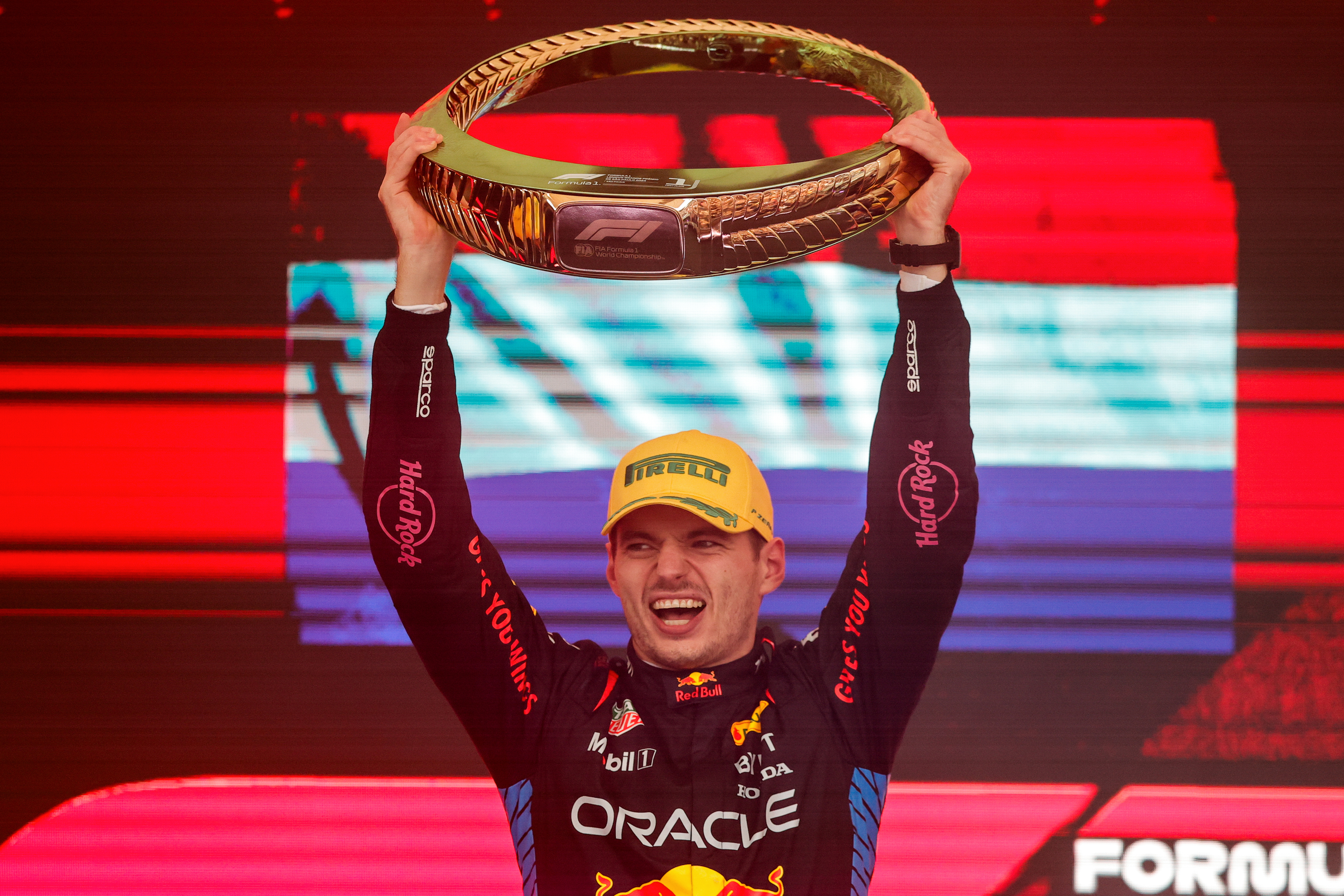 El neerlandés Max Vertapeppen de Red Bull celebra en el podio al ganar el Gran Premio de Sao Paulo de la Fórmula Uno