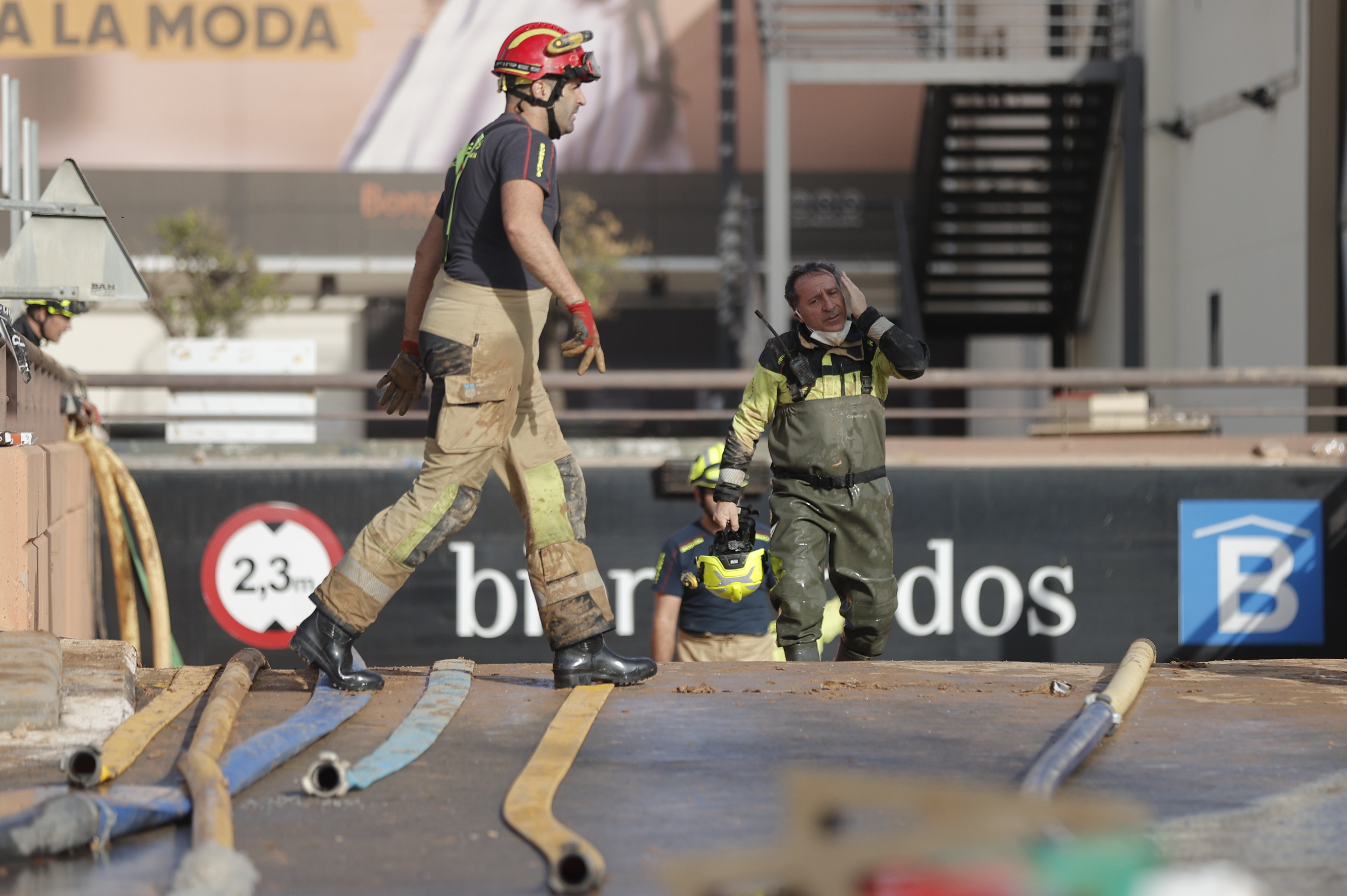 VALENCIA, 03/11/2024.- Efectivos de la UME y del cuerpo de Bomberos extraen agua del parking subterráneo del Centro Comercial Bonaire para poder acceder a los coches aparcados, este domingo. EFE/Manuel Bruque