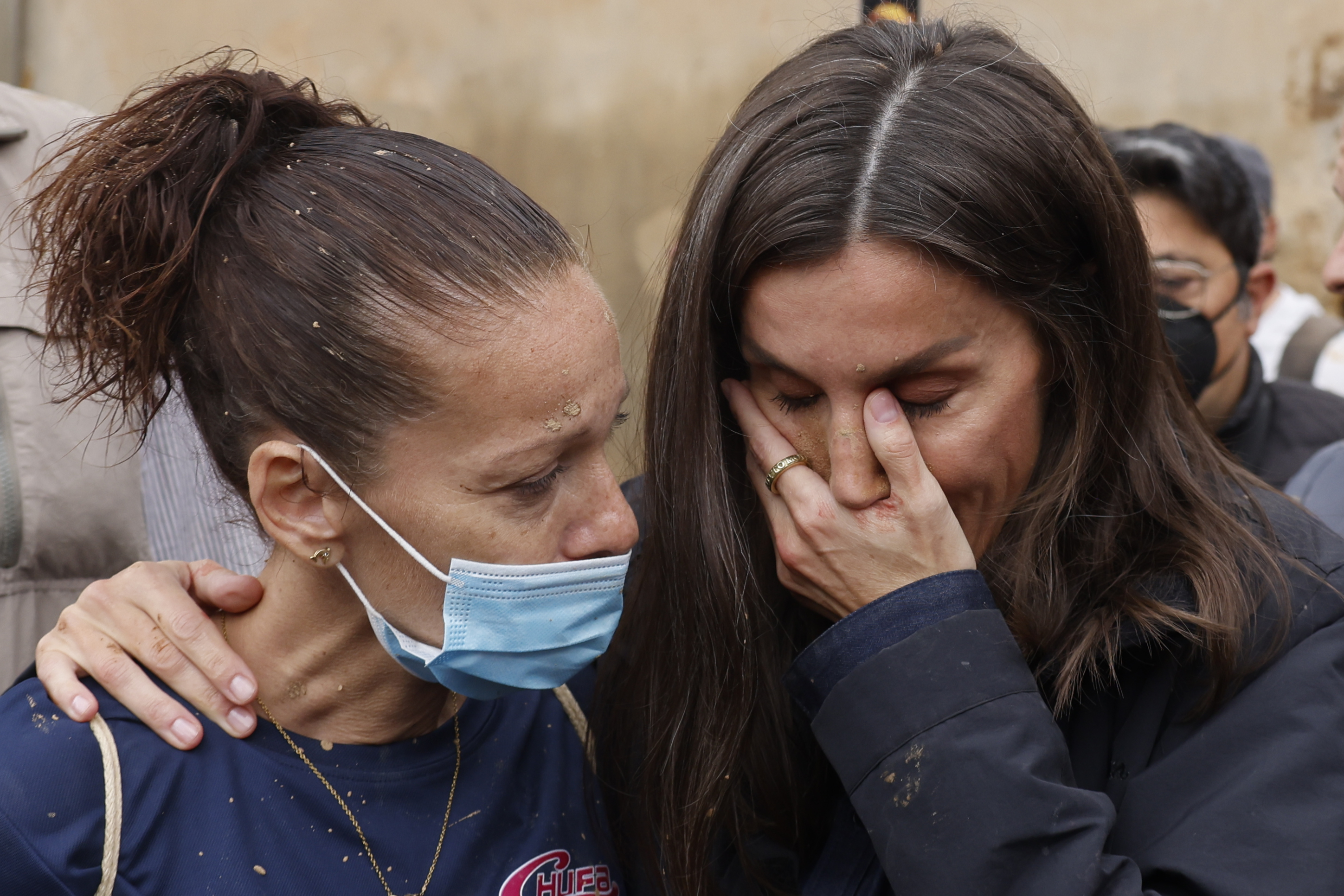 Insultos y lanzamiento de barro a la comitiva de los reyes al llegar al centro de Paiporta