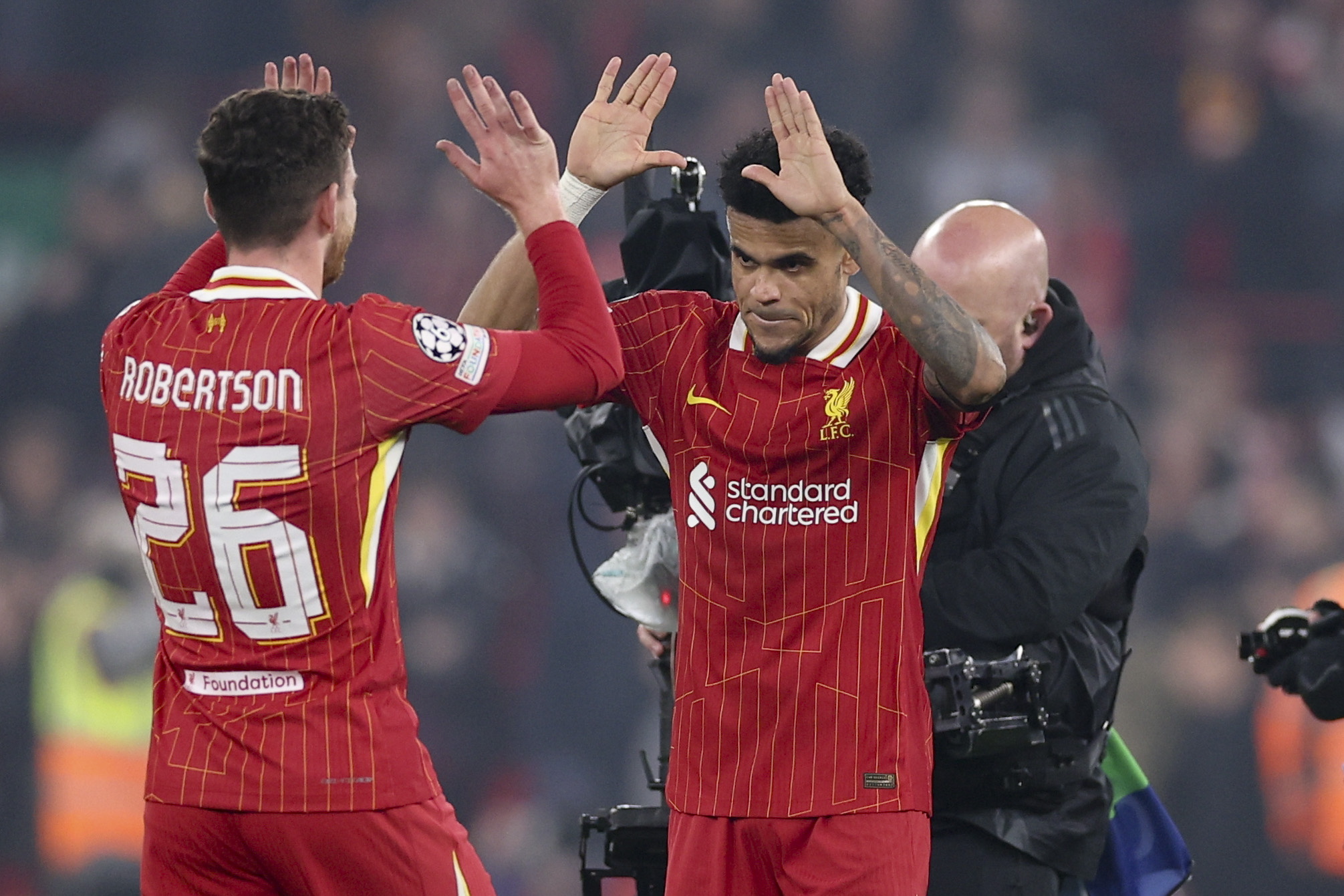 Andrew Robertson y Luis Diaz del Liverpool celebran un gol en Champions League ante el Bayer Leverkusen.