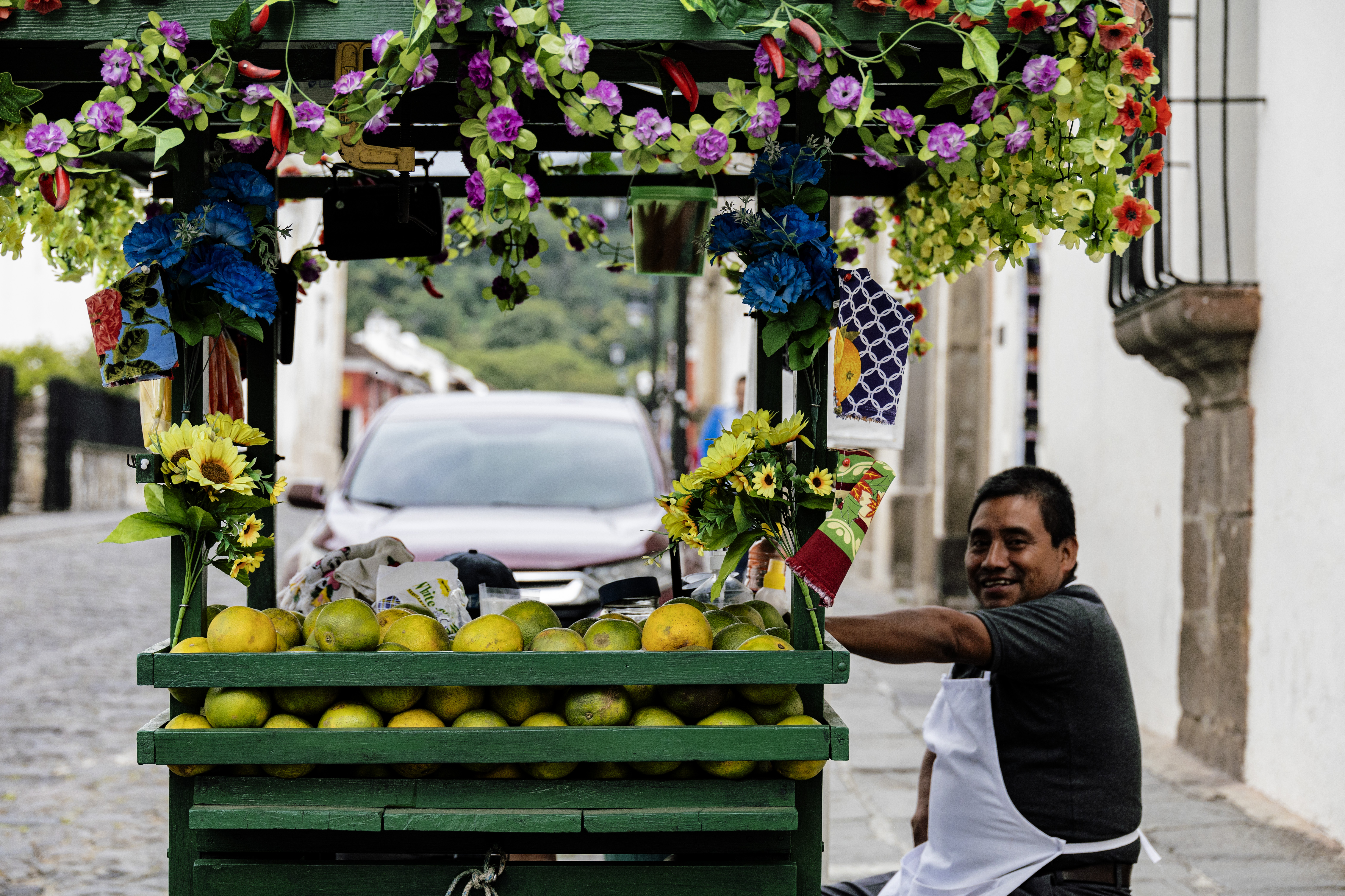 ACOMPAÑA CRÓNICA: GUATEMALA TURISMO. AME4656. ANTIGUA GUATEMALA (GUATEMALA), 05/11/2024.- Fotografía del 23 de octubre de 2024 de un vendedor de frutas, en Antigua Guatemala (Guatemala). Con paisajes inolvidables y una esencia colonial, Antigua es uno de los destinos turísticos obligatorios al viajar a Guatemala, tanto por su pasado histórico como por su vida contemporánea, esa que llama tanto la atención cada año a miles de extranjeros que disfrutan perderse en sus calles empedradas. EFE/ Andrea Godínez
