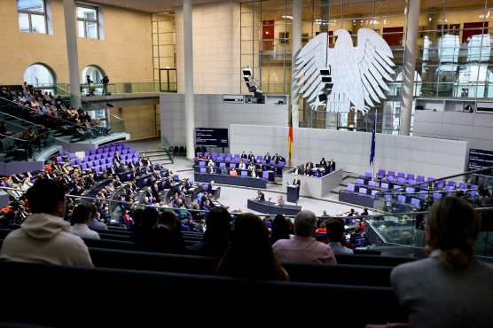 Berlin (Germany), 07/11/2024.- A general view of session of the German parliament, in Berlin, Germany, 07 November 2024. German Chancellor Olaf Scholz announced on 06 November, the dismissal of German Finance Minister Christian Lindner in the course of ongoing consultations between parts of the so-called traffic light coalition of the SPD, Greens and FDP. (Alemania) EFE/EPA/HANNIBAL HANSCHKE