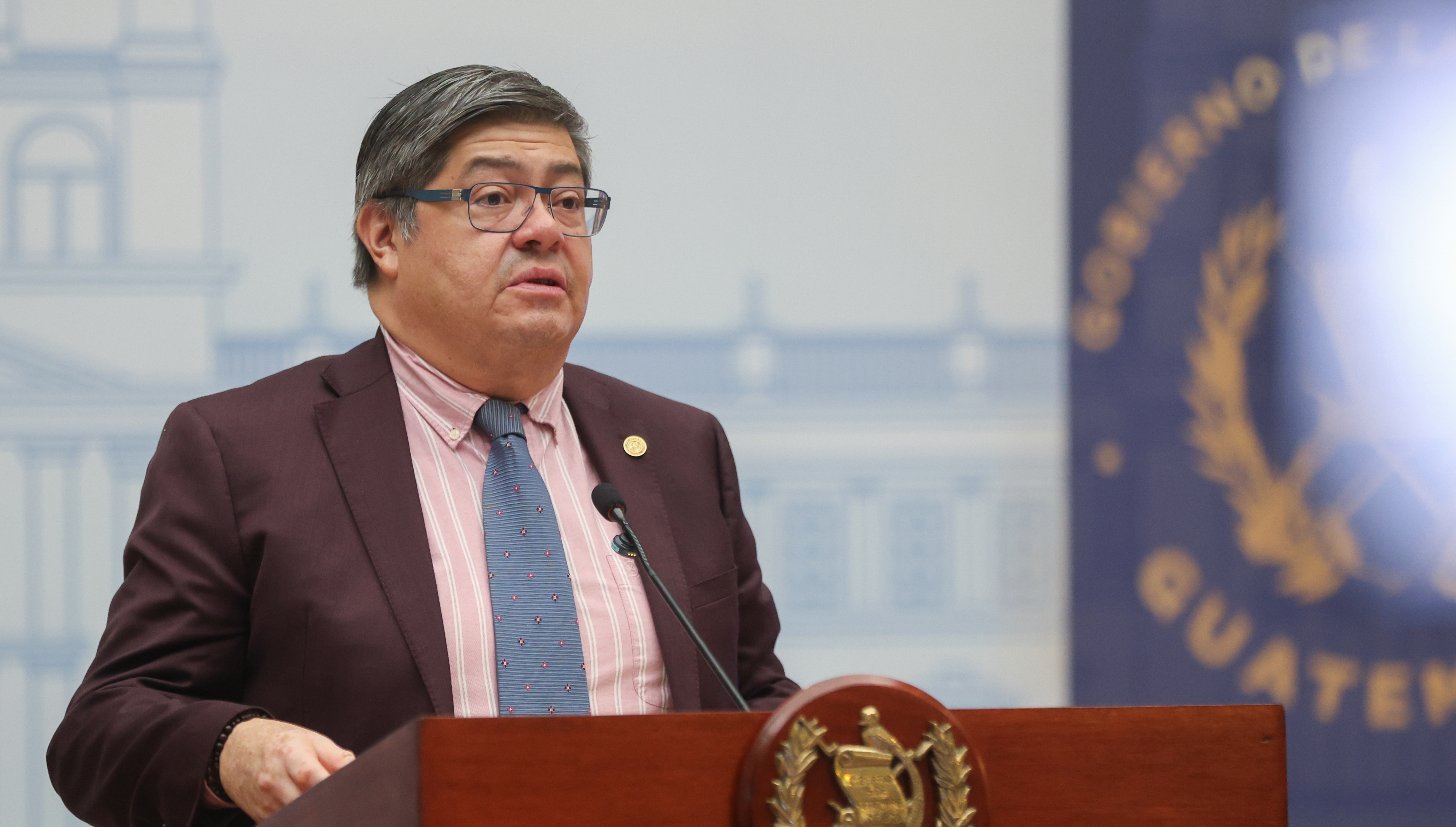 AME6140. CIUDAD DE GUATEMALA (GUATEMALA), 11/11/2024.- El ministro de gobernación de Guatemala, Francisco Jiménez, habla durante una en rueda de prensa este lunes en Ciudad de Guatemala (Guatemala). El Gobierno de Guatemala confirmó que ha enviado a 131 reos de alta peligrosidad a una cárcel reformada en el sur del país donde existe máxima seguridad a todo nivel y se dispuso que los reclusos porten uniforme de color naranja. EFE/ Mariano Macz